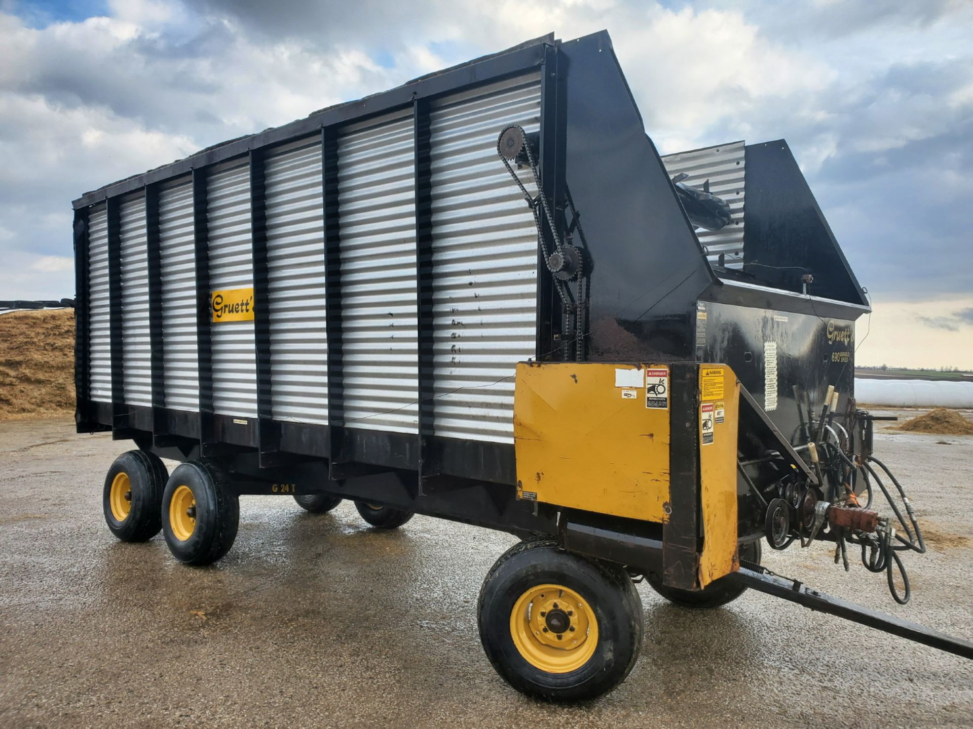 GRUETT 690 18' VARIABLE SPEED (ROOF OFF) LH SU FORAGE WAGON