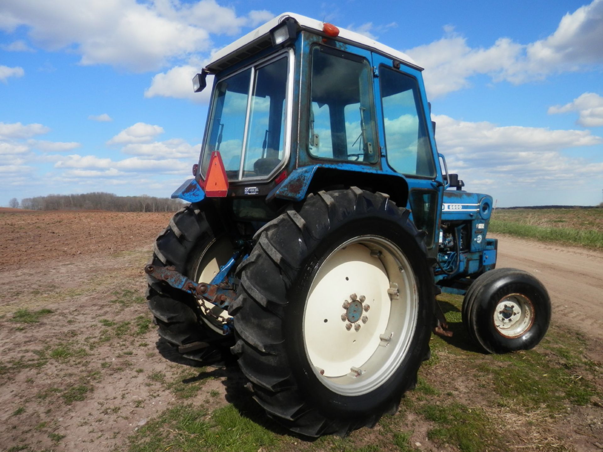 FORD 6600 DIESEL CAB TRACTOR - Image 6 of 16