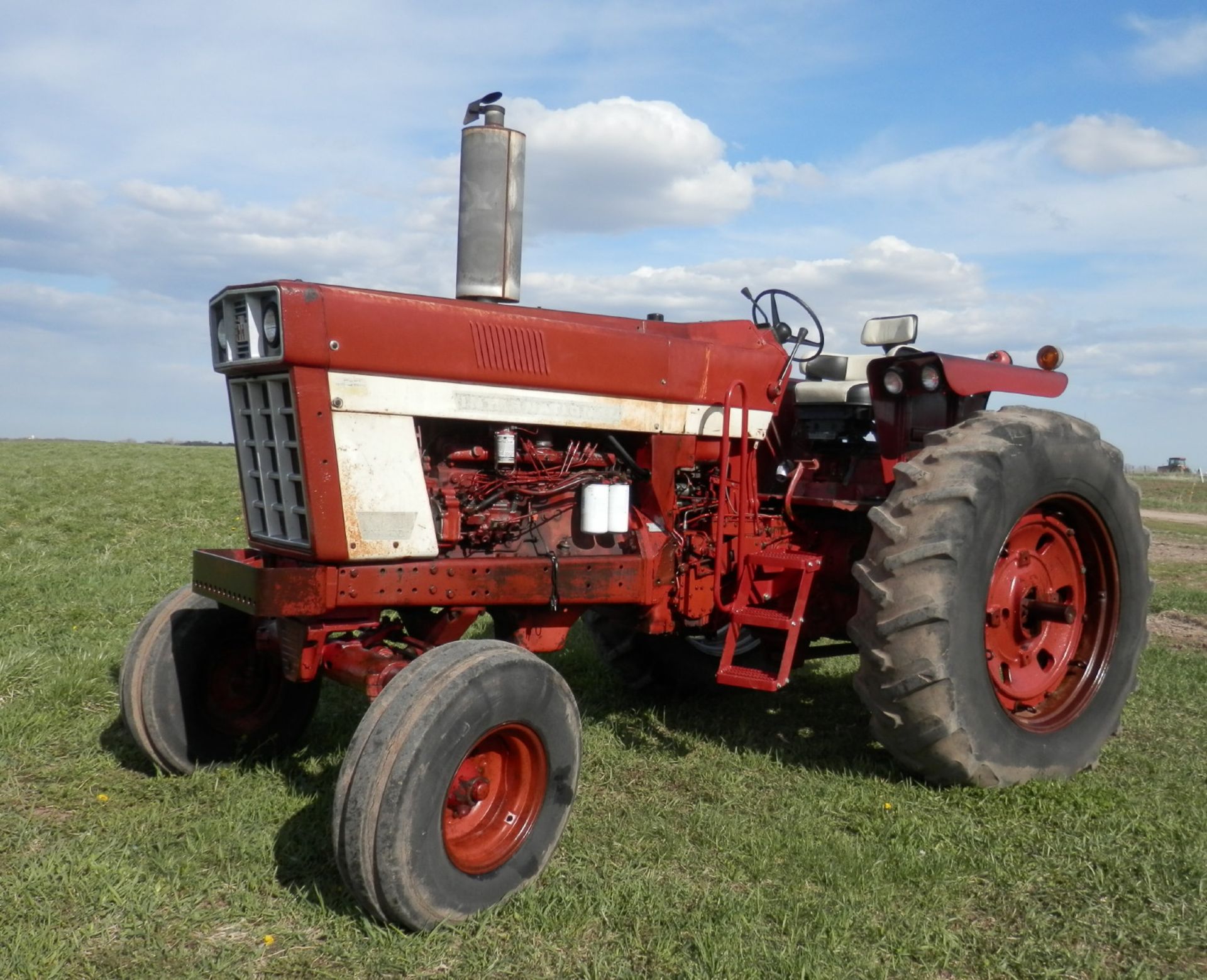 IH 966 OPEN PLATFORM TRACTOR