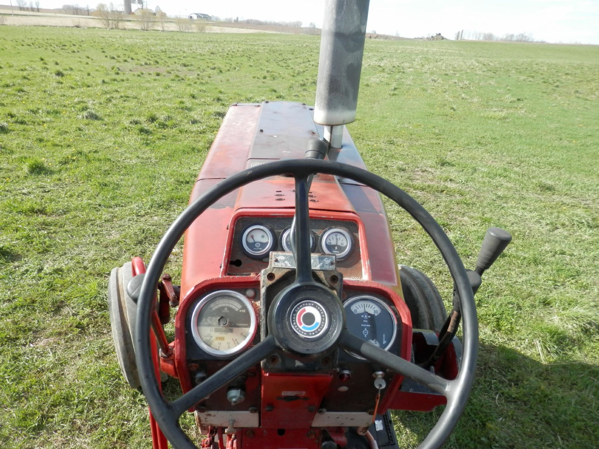 IH 966 OPEN PLATFORM TRACTOR - Image 9 of 12