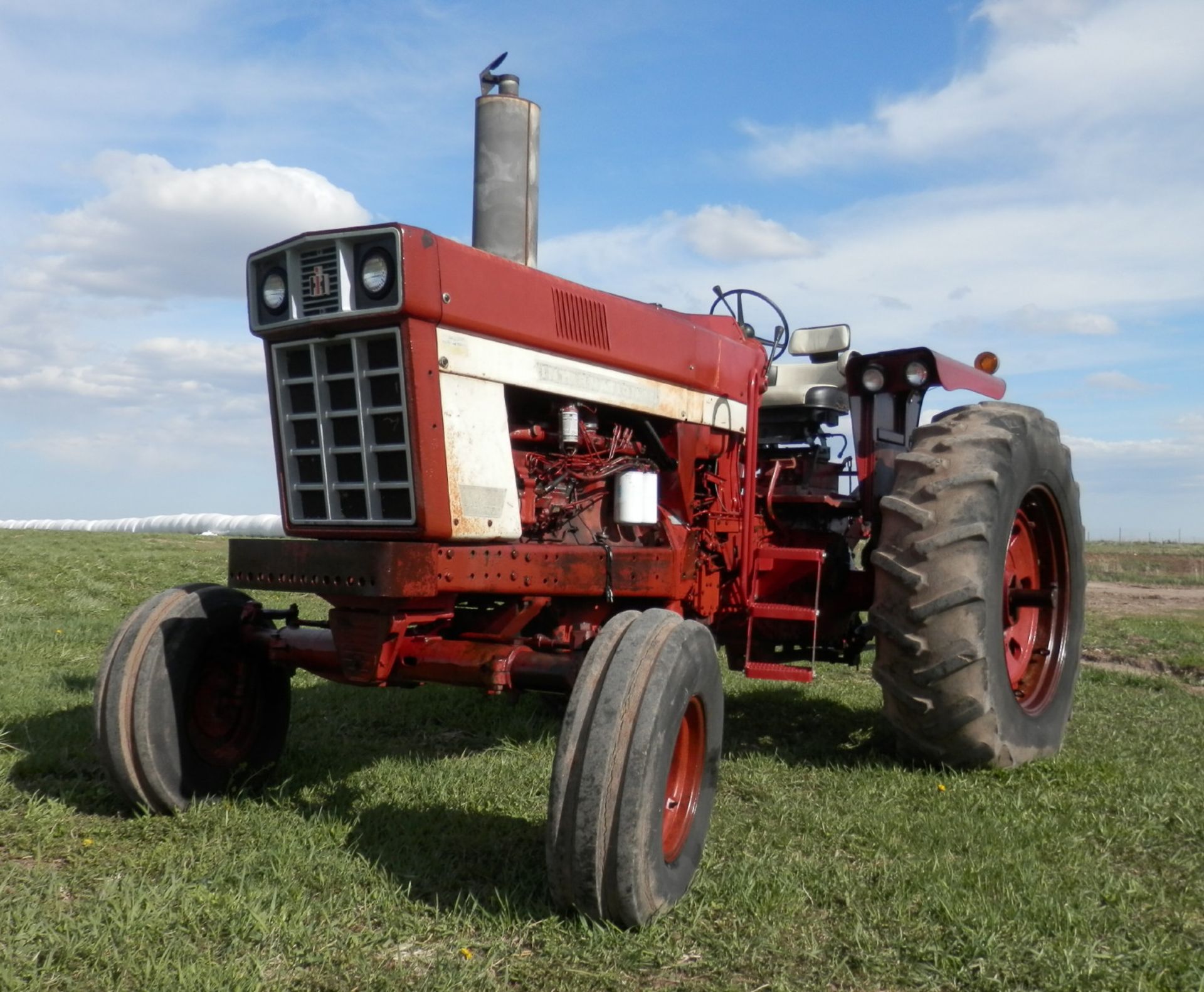 IH 966 OPEN PLATFORM TRACTOR - Image 2 of 12