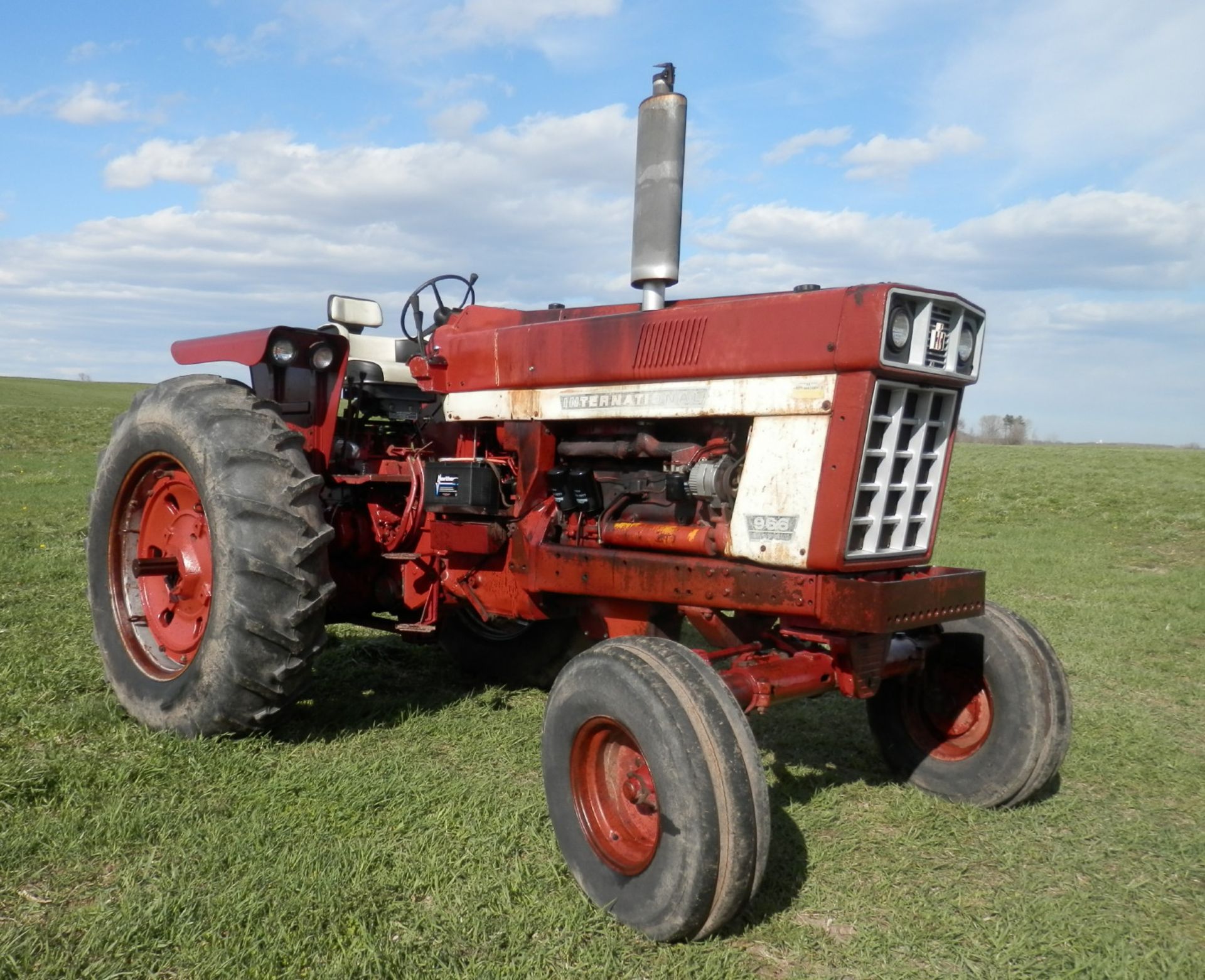 IH 966 OPEN PLATFORM TRACTOR - Image 3 of 12