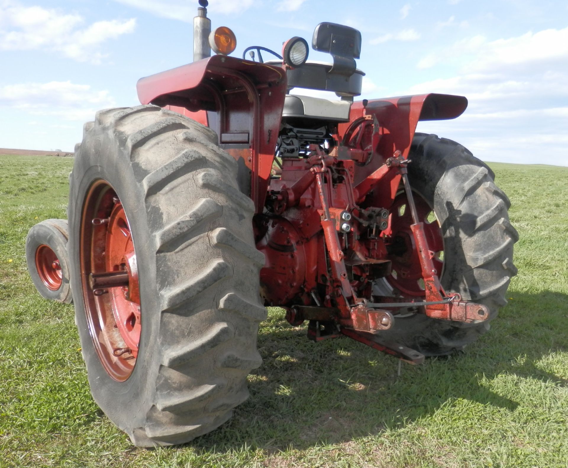 IH 966 OPEN PLATFORM TRACTOR - Image 4 of 12