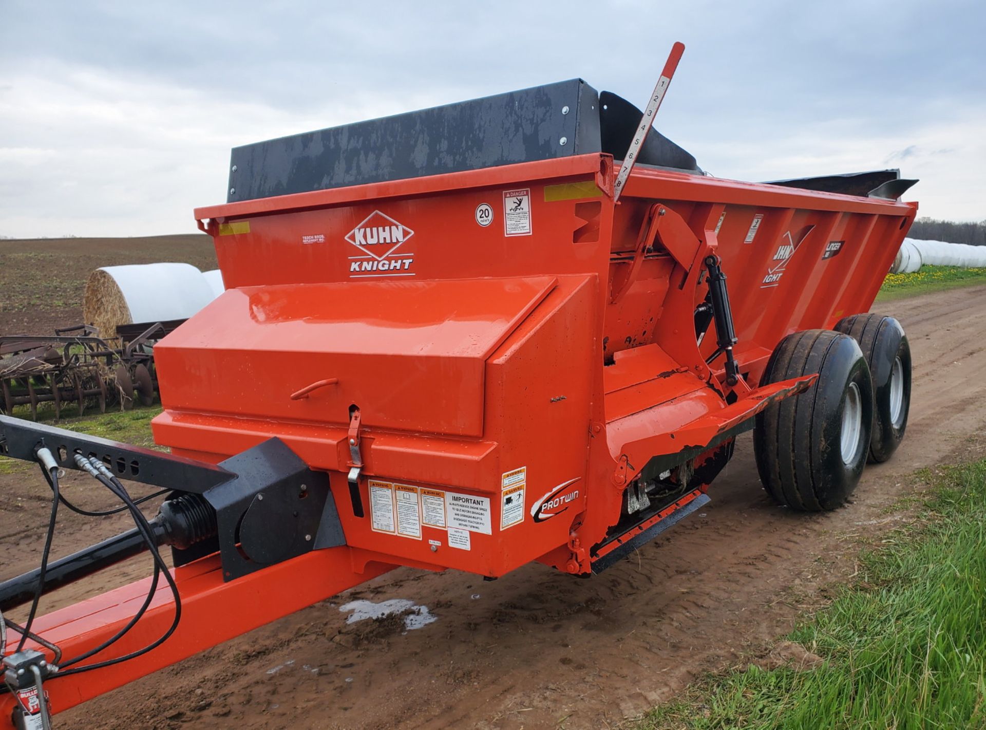 KUHN KNIGHT SLINGER SL118 MANURE SPREADER - Image 3 of 8