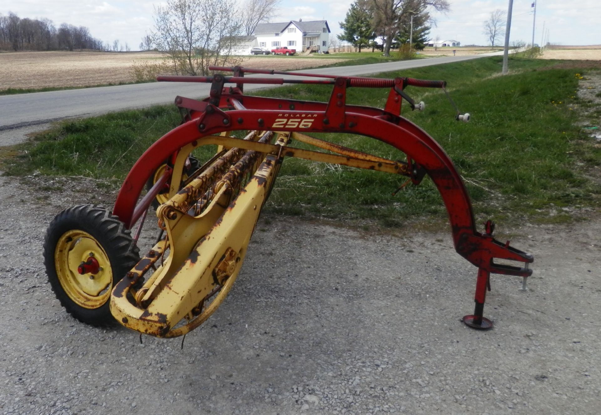 NEW HOLLAND 256 5-bar Side Delivery Rake, Traction Grip Tires. Nice ...