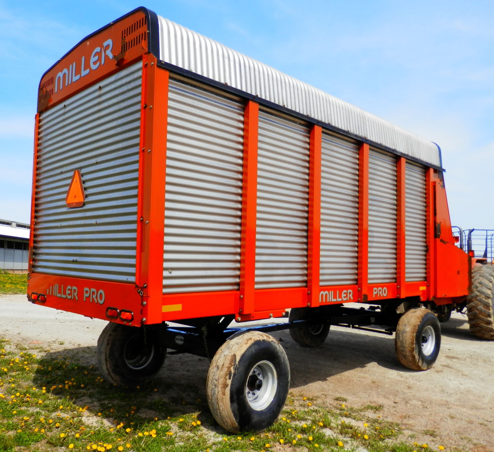 MILLER PRO (ART'S WAY) 5300 18' LH FORAGE WAGON - Image 7 of 8