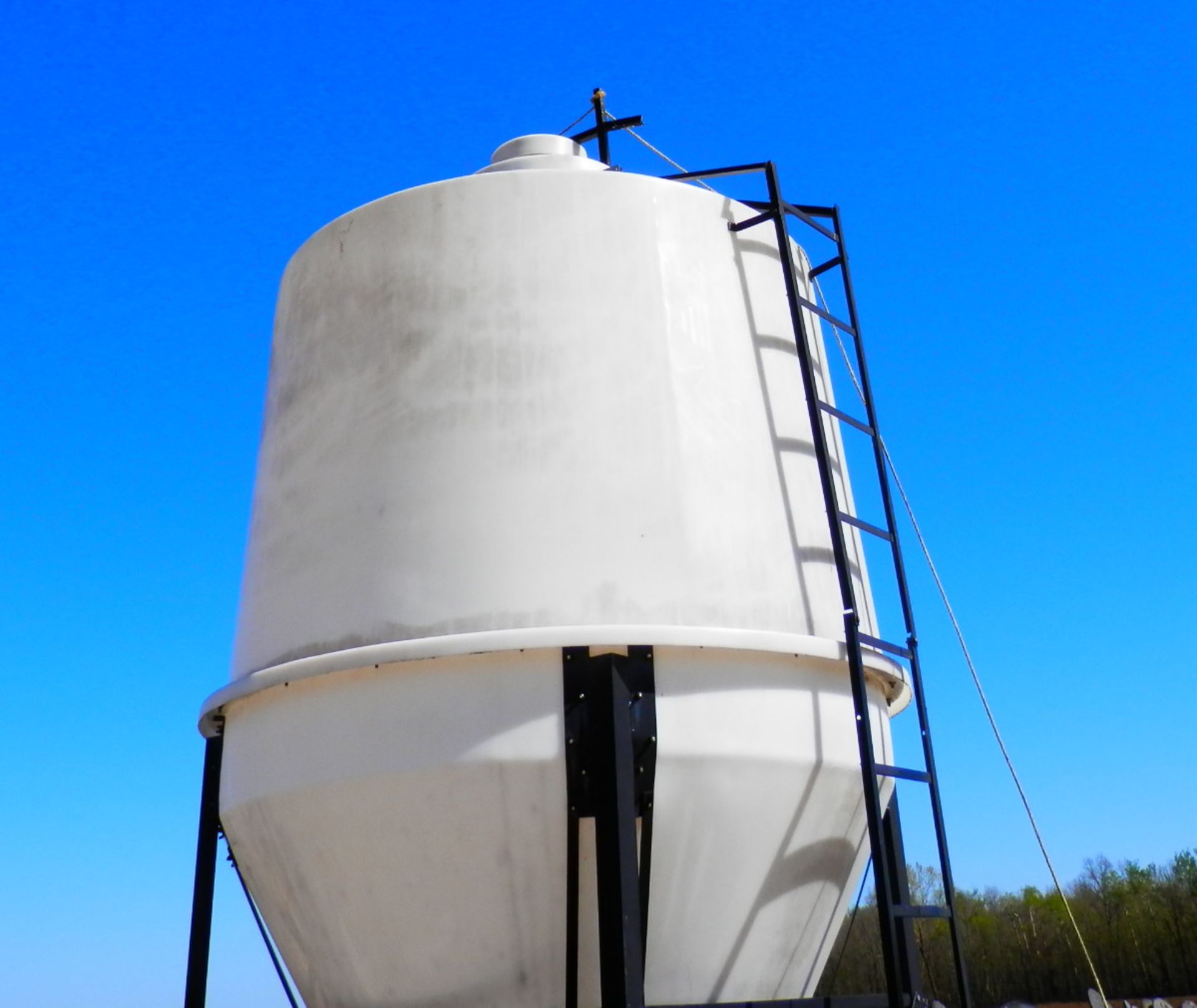 POLY GRAVITY FLOW FEED BIN (Approx. 2T) - Image 2 of 3