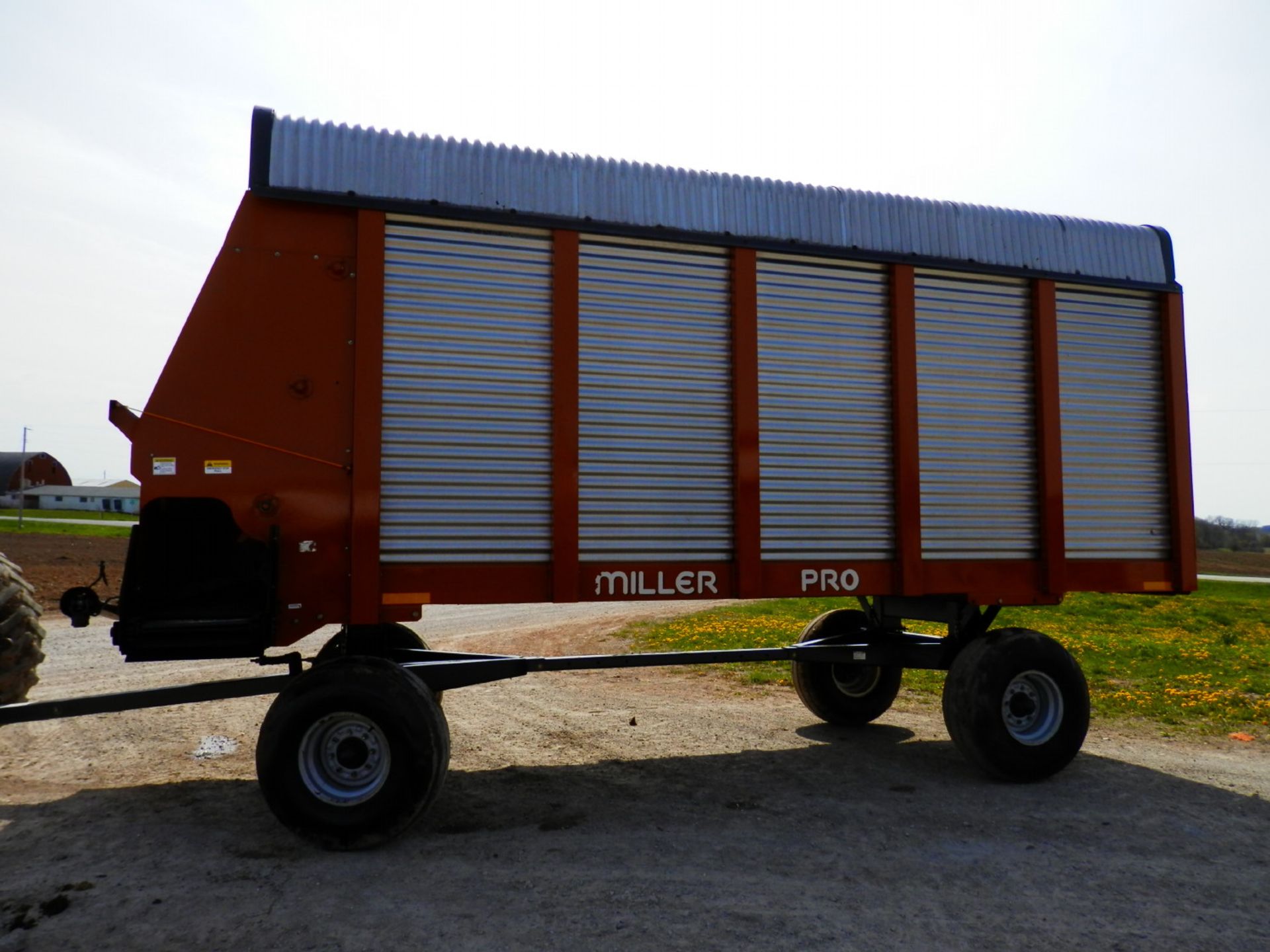 MILLER PRO 5300 18' LH FORAGE WAGON (Yellow Decal) - Image 2 of 7