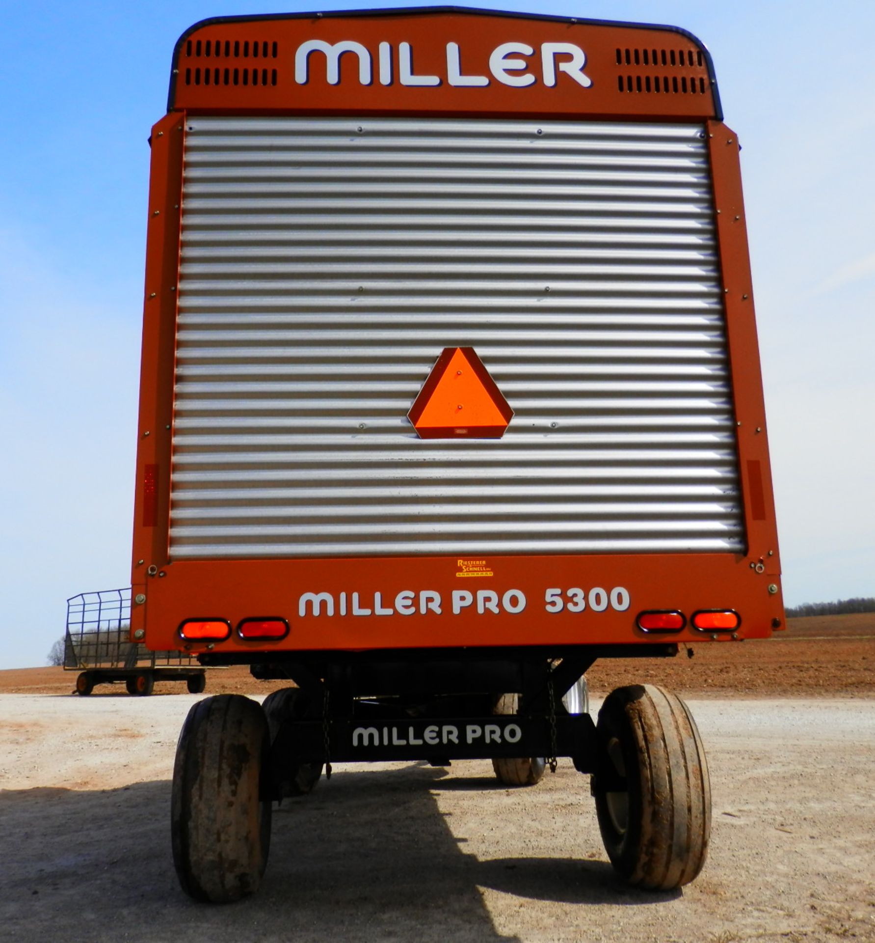 MILLER PRO 5300 18' LH FORAGE WAGON (Yellow Decal) - Image 6 of 7