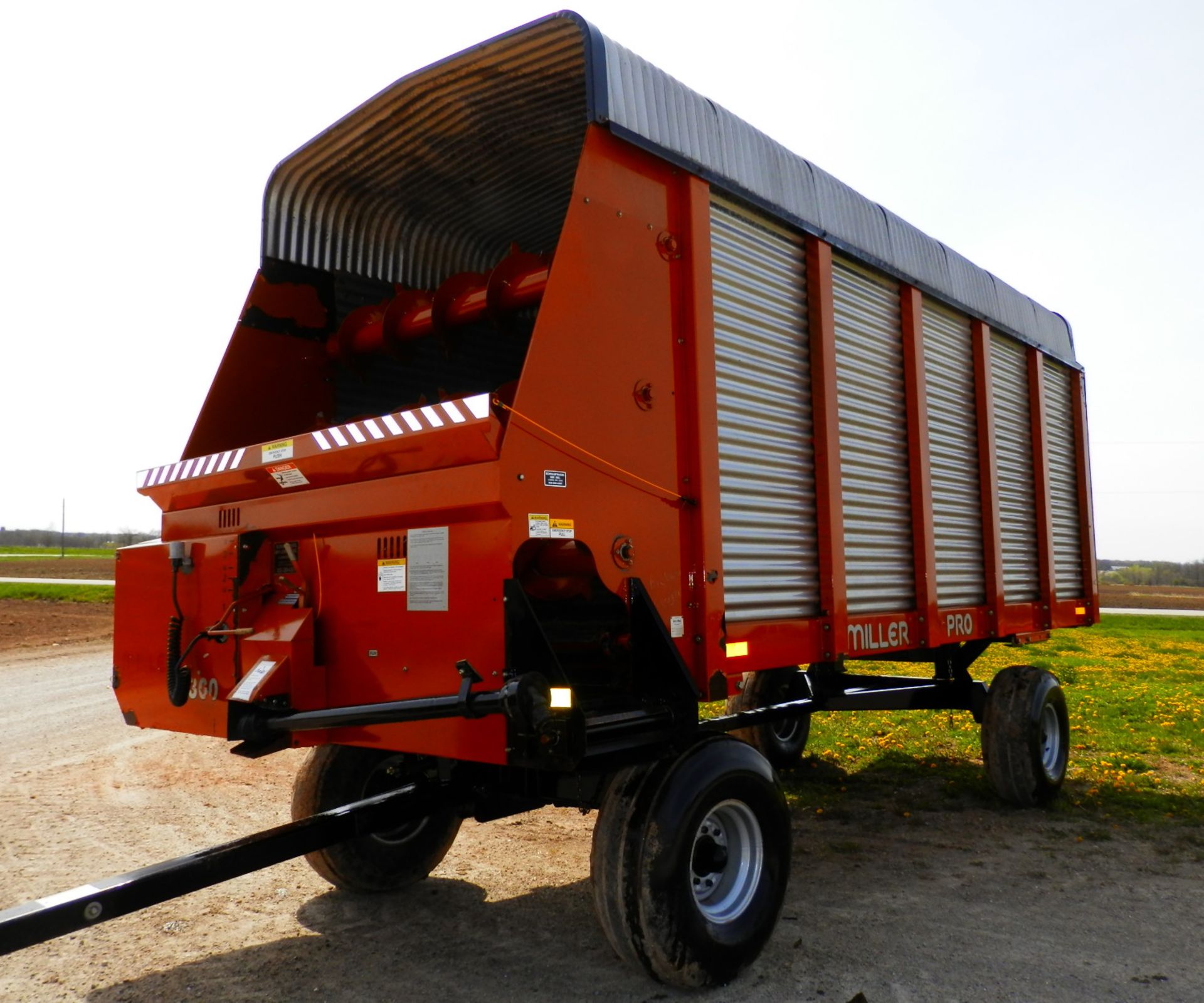 MILLER PRO (ART'S WAY) 5300 18' LH FORAGE WAGON