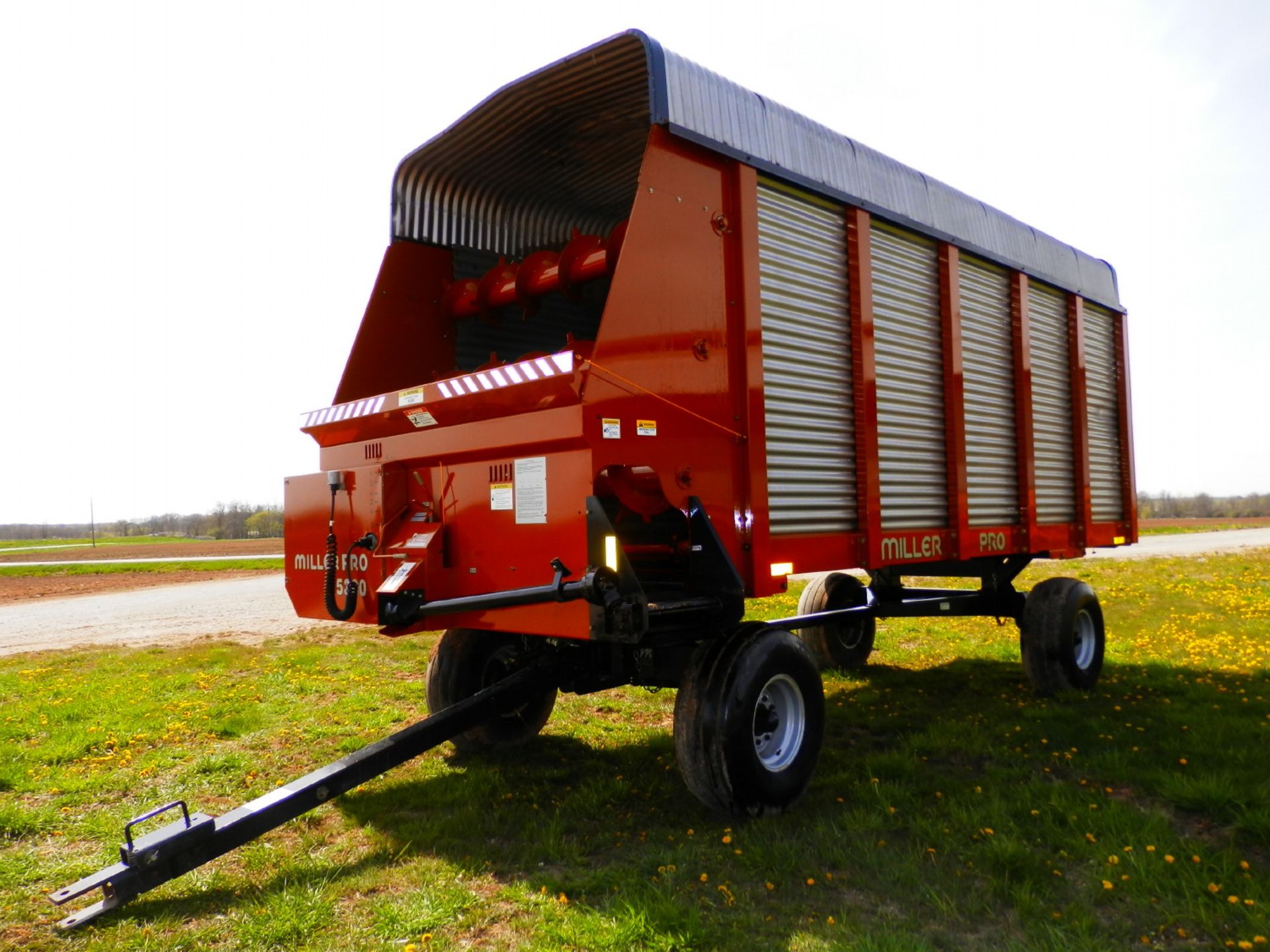 MILLER PRO 5300 18' LH FORAGE WAGON (White decal)