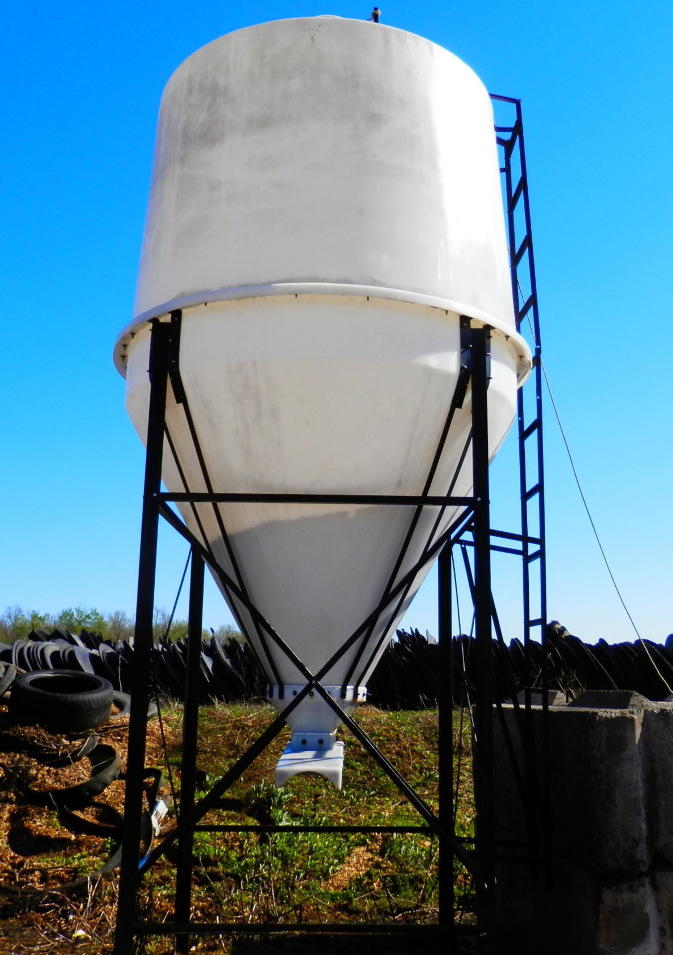 POLY GRAVITY FLOW FEED BIN (Approx. 2T)