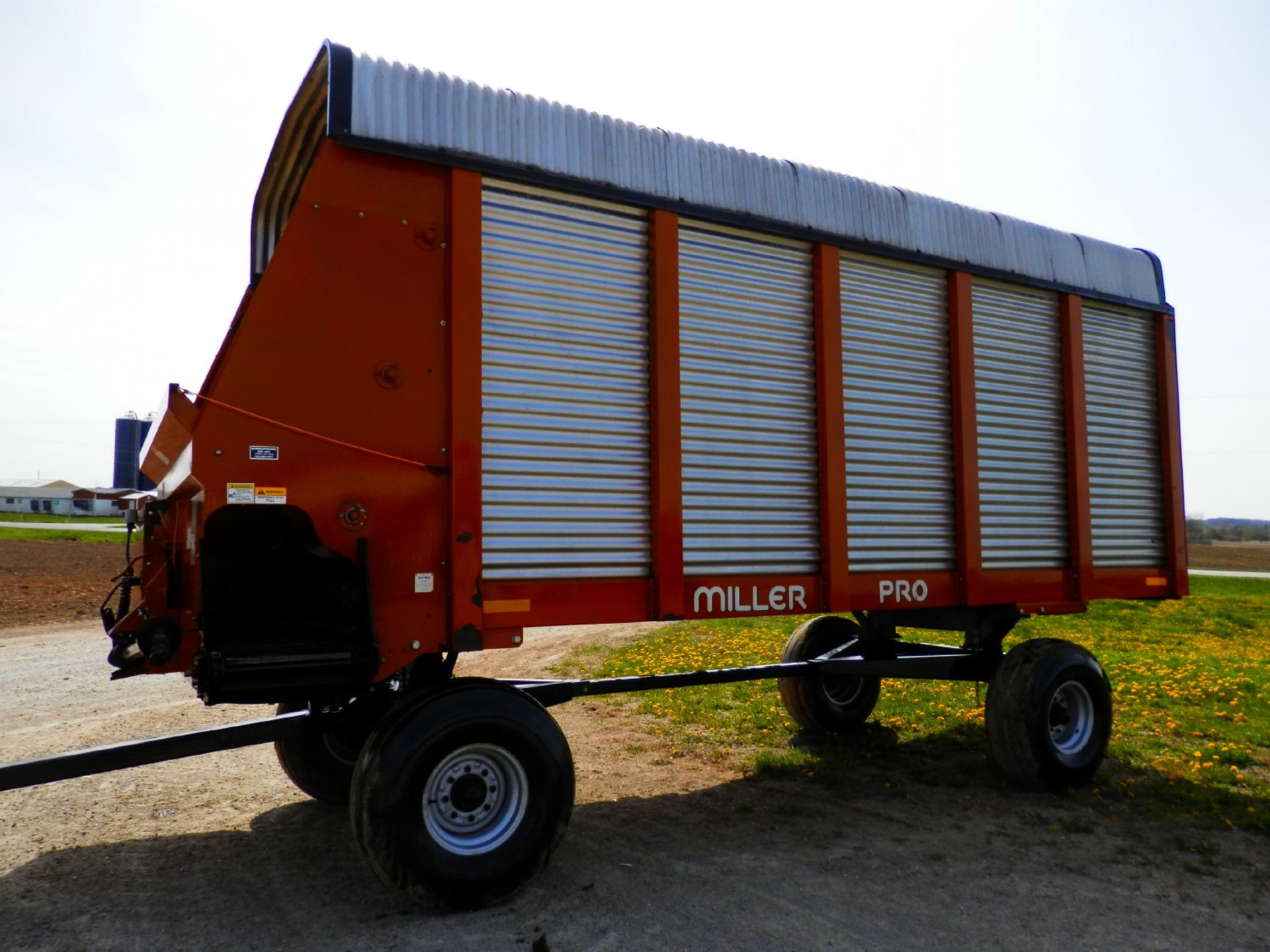 MILLER PRO (ART'S WAY) 5300 18' LH FORAGE WAGON - Image 2 of 8