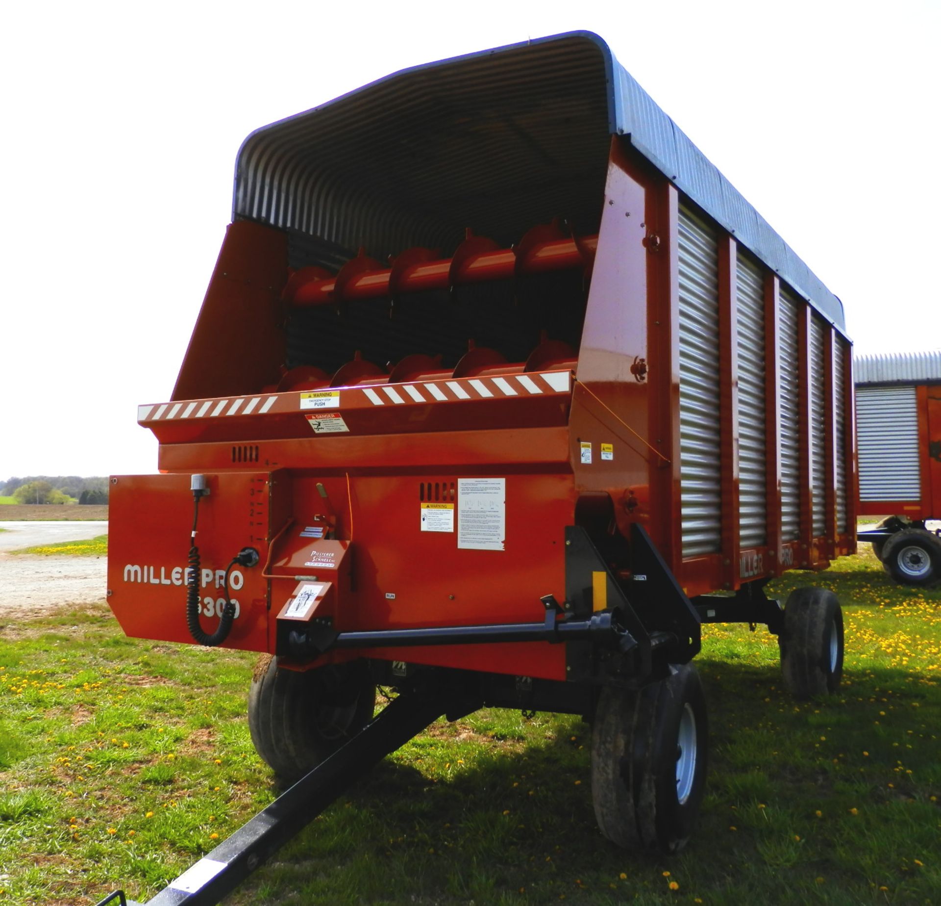 MILLER PRO 5300 18' LH FORAGE WAGON (Yellow Decal)