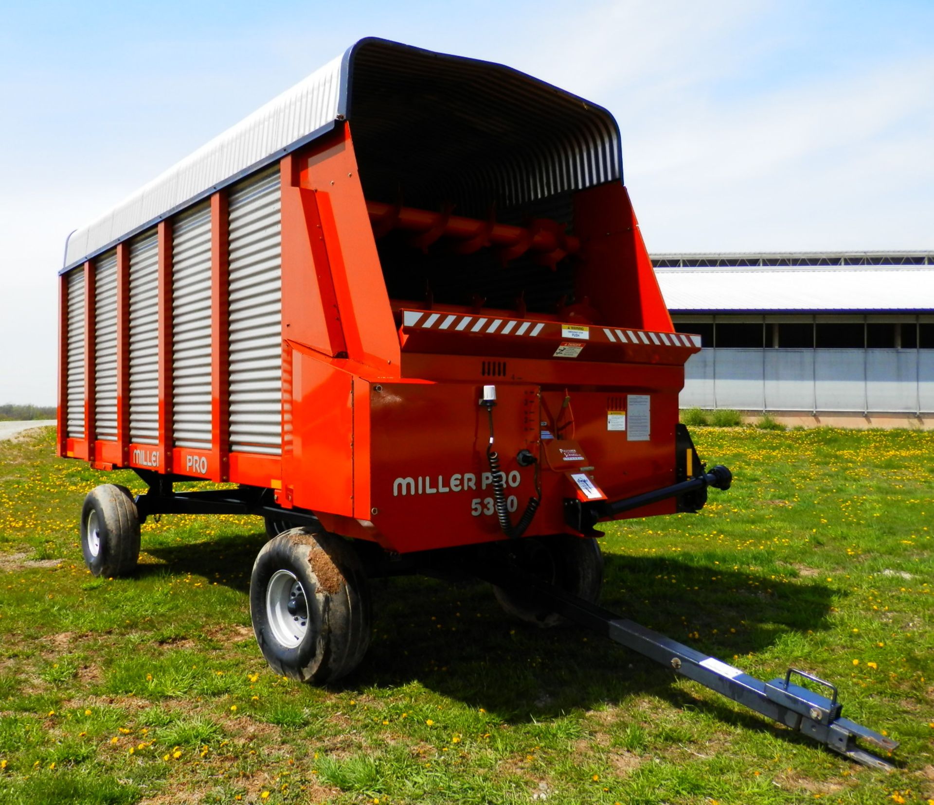 MILLER PRO 5300 18' LH FORAGE WAGON (White decal) - Image 4 of 8