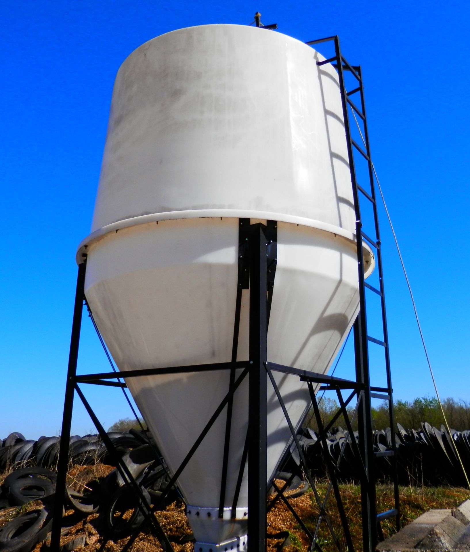 POLY GRAVITY FLOW FEED BIN (Approx. 2T) - Image 3 of 3