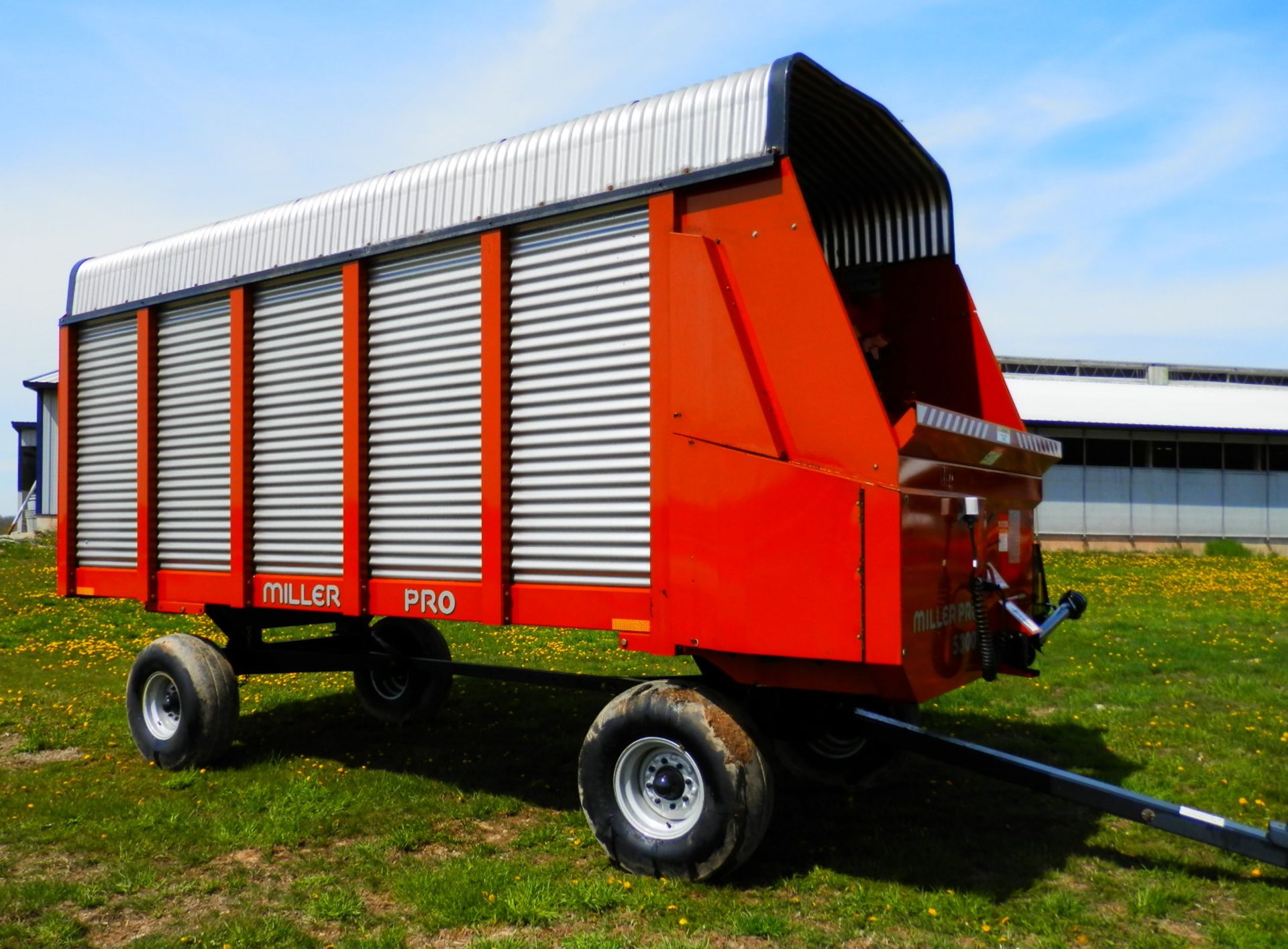 MILLER PRO 5300 18' LH FORAGE WAGON (White decal) - Image 3 of 8