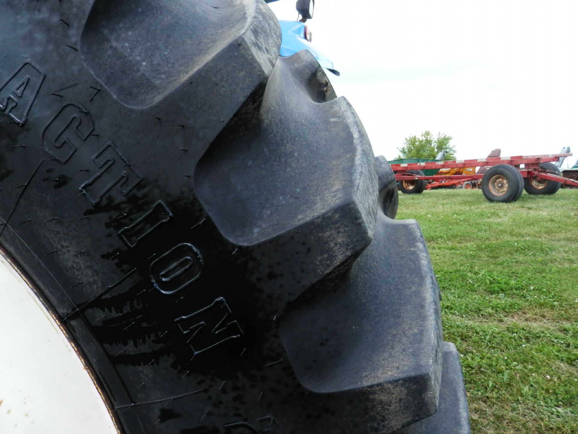 NEW HOLLAND TM10 MFWD TRACTOR - Image 6 of 11