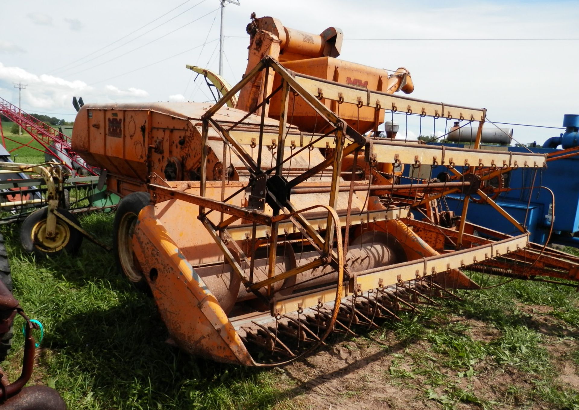 MINNEAPOLIS MOLINE HF PULL TYPE COMBINE