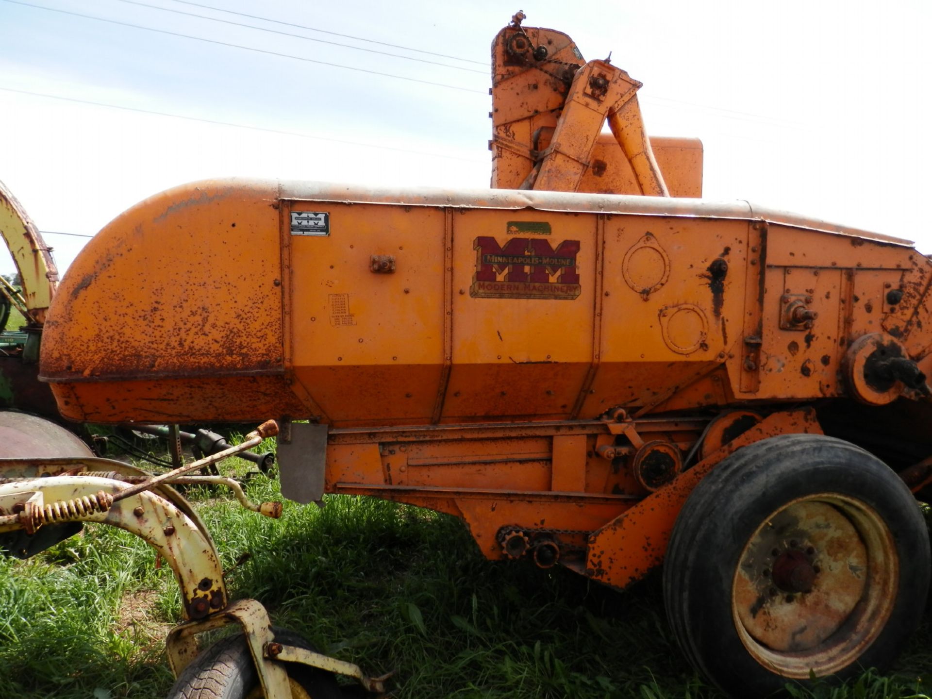 MINNEAPOLIS MOLINE HF PULL TYPE COMBINE - Image 6 of 9