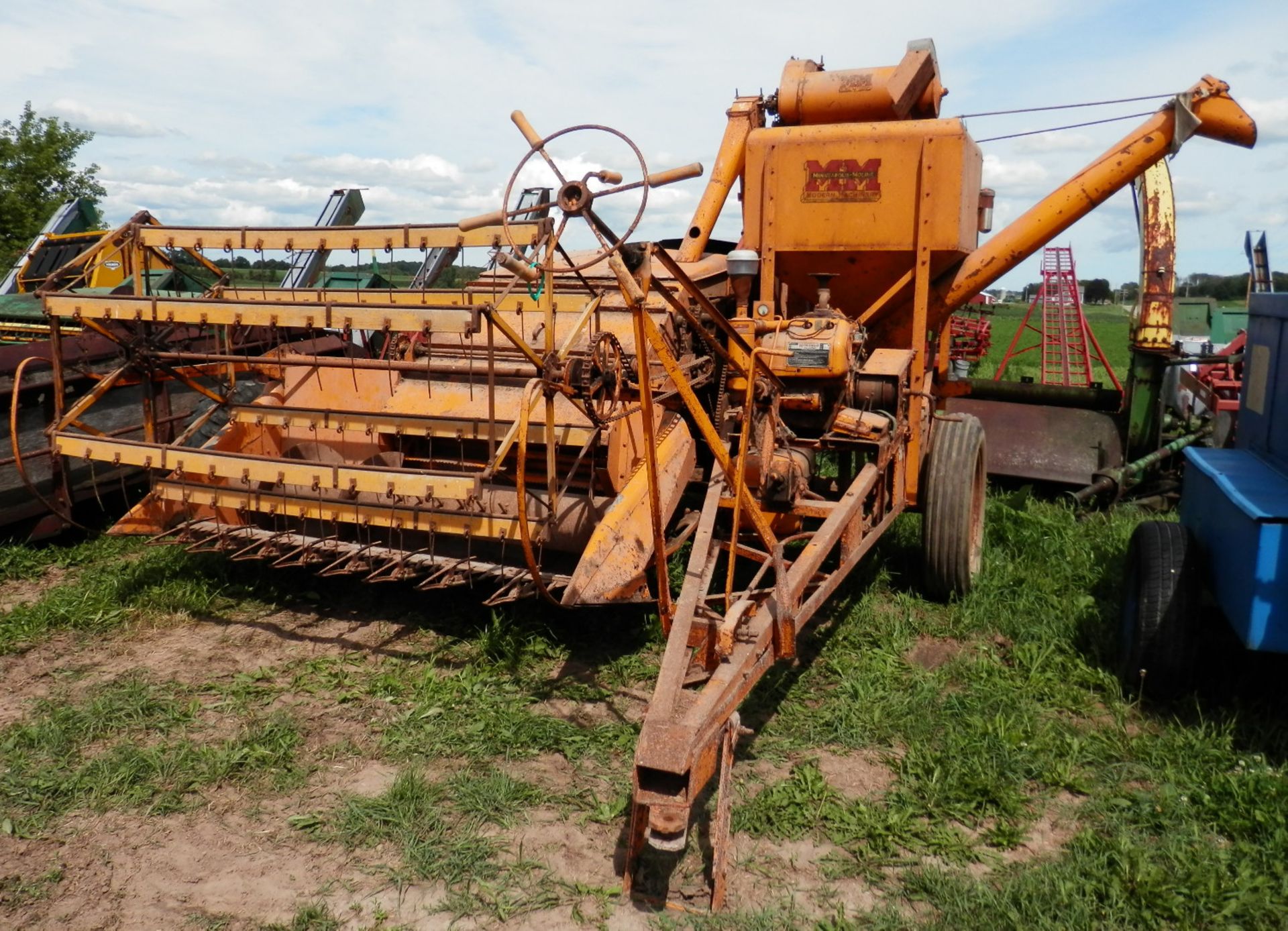 MINNEAPOLIS MOLINE HF PULL TYPE COMBINE - Image 2 of 9