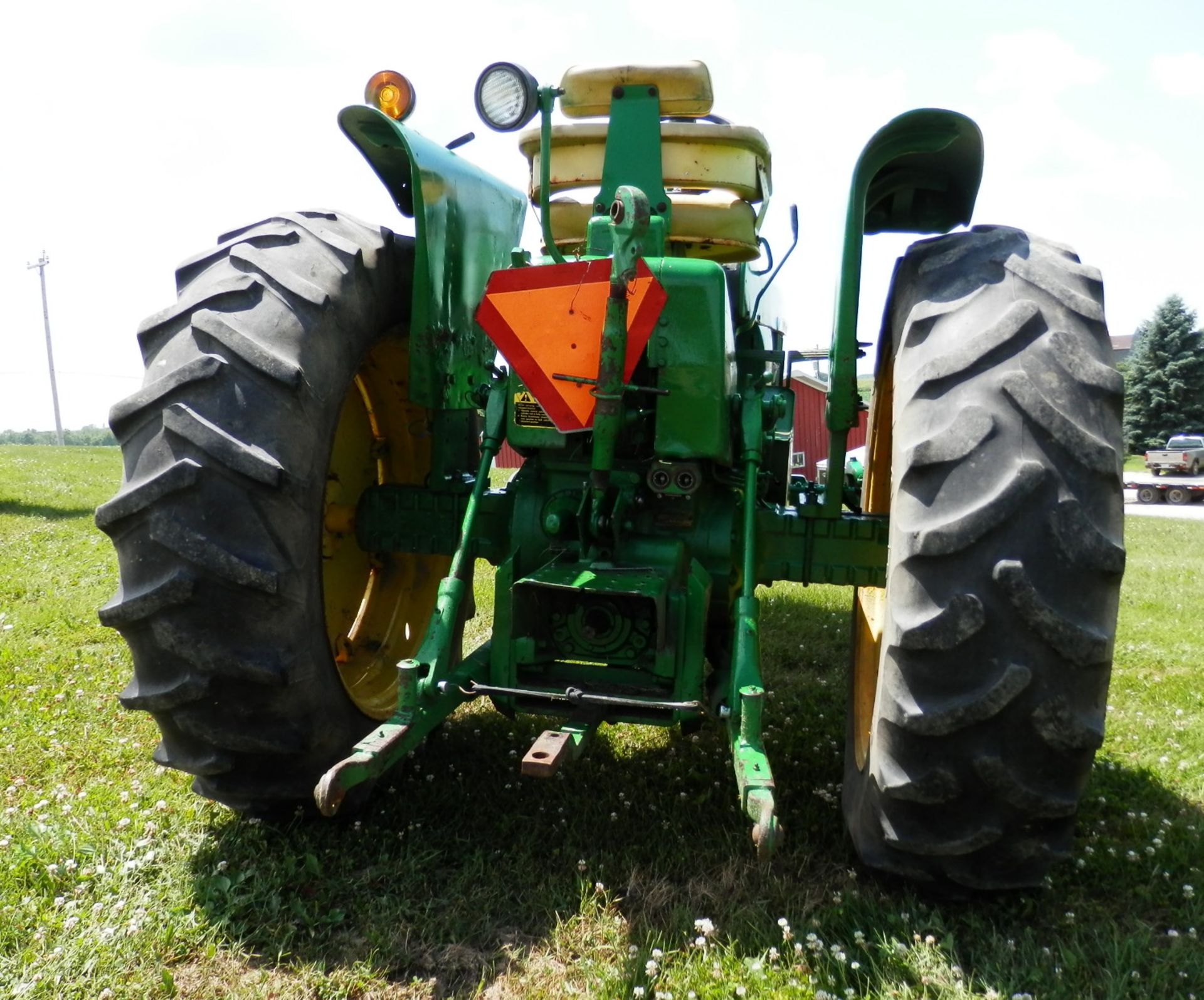 JOHN DEERE 2510 GAS TRACTOR - Image 2 of 3