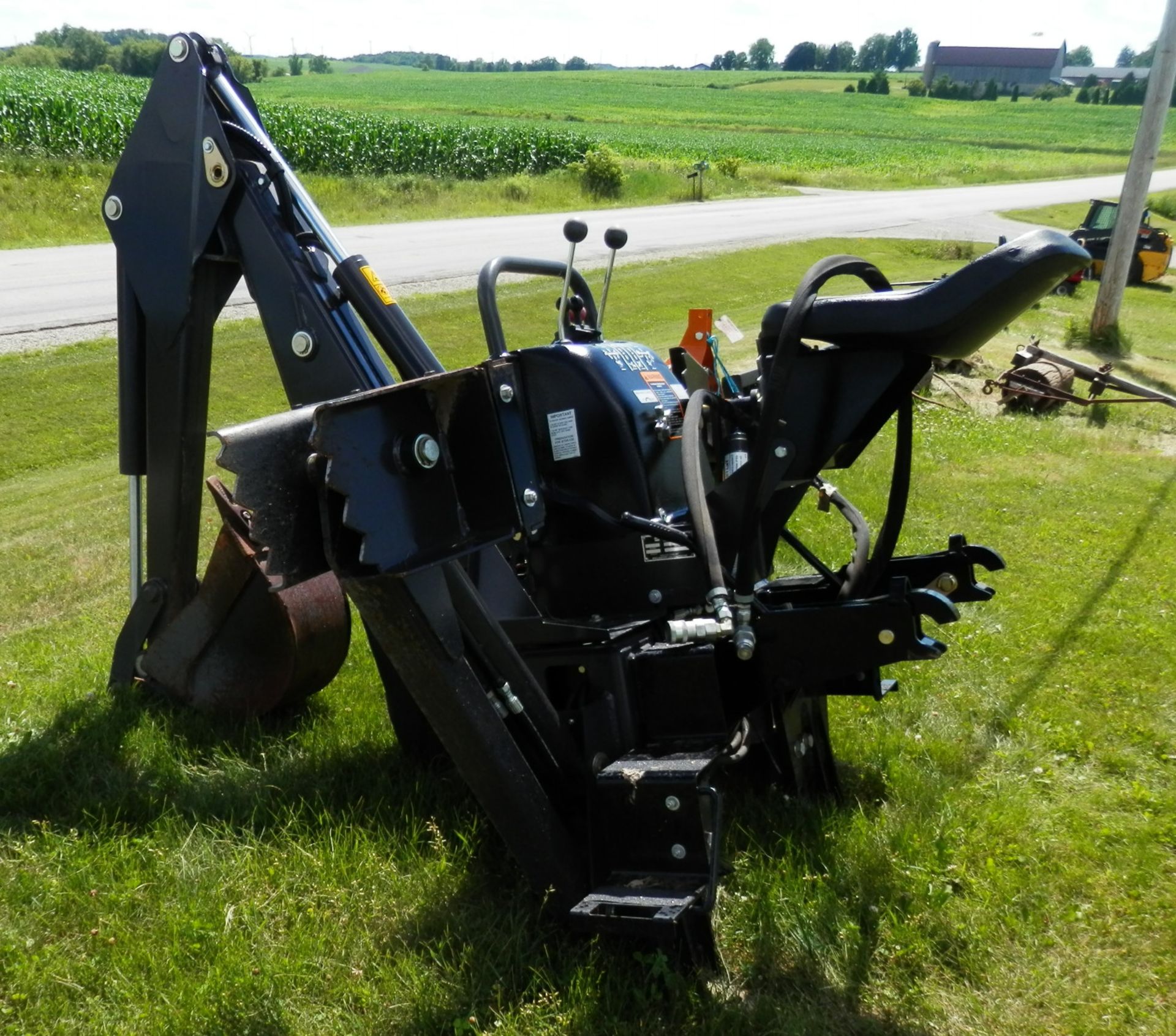 BRADCO 408 QT SKIDSTEER BACKHOE ATTACHMENT - Image 3 of 8