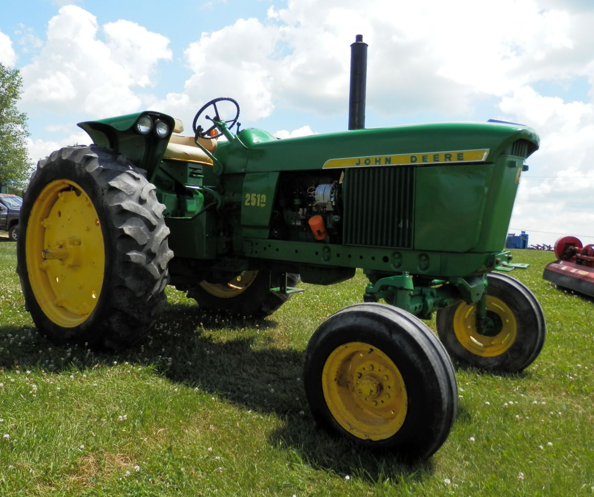 JOHN DEERE 2510 GAS TRACTOR - Image 3 of 3