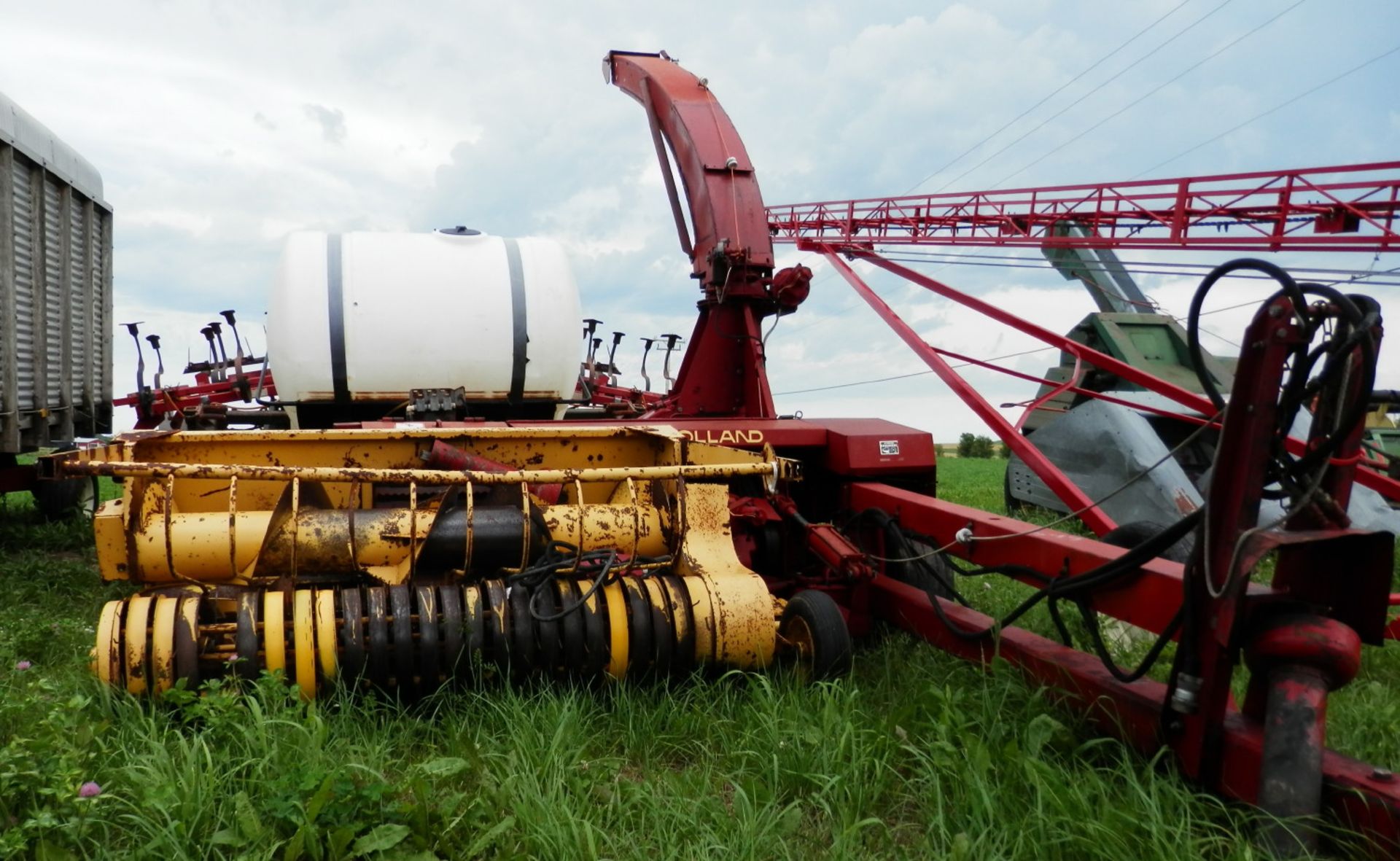 NEW HOLLAND 782 FORAGE CHOPPER w/HH