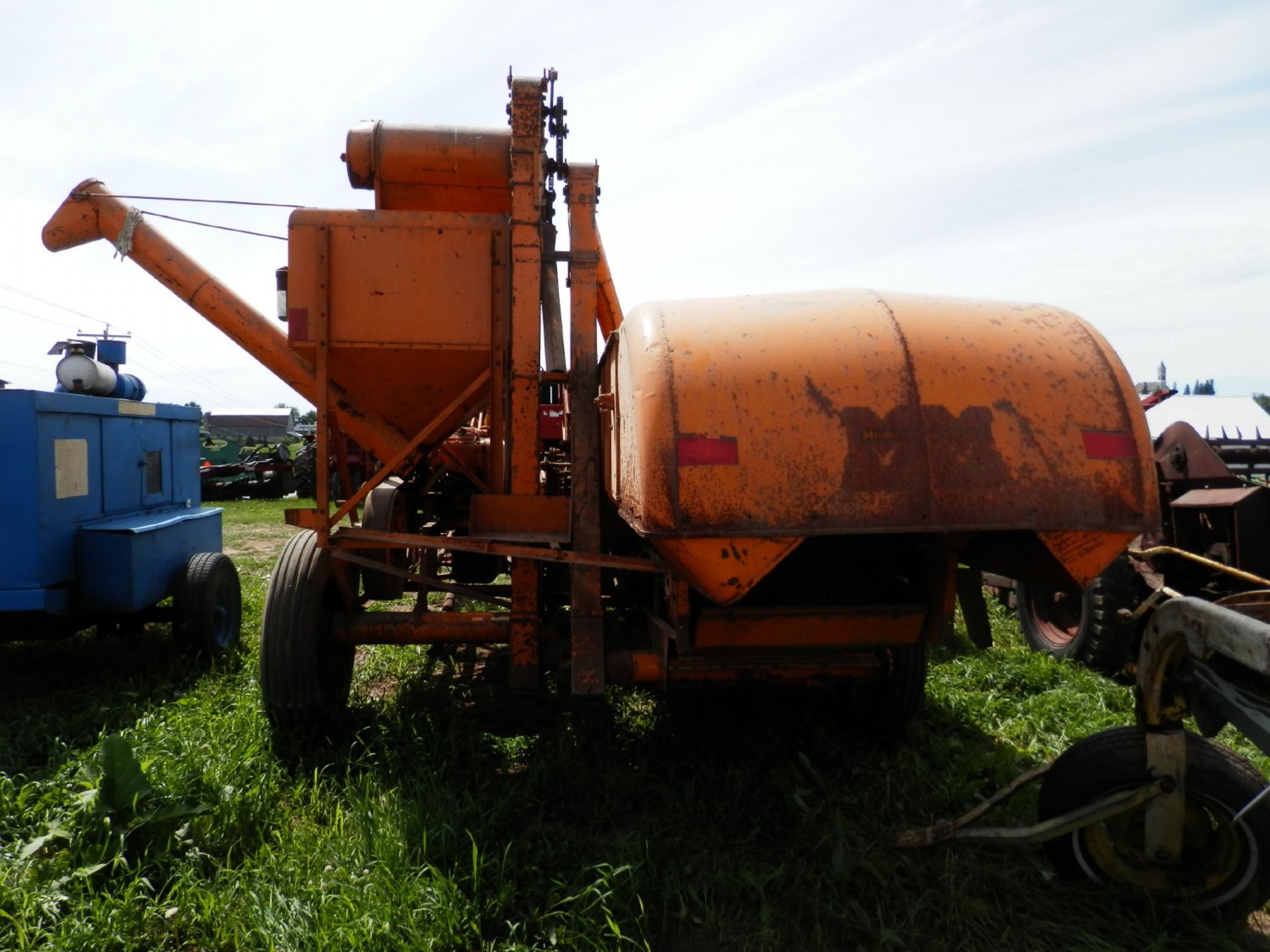 MINNEAPOLIS MOLINE HF PULL TYPE COMBINE - Image 4 of 9