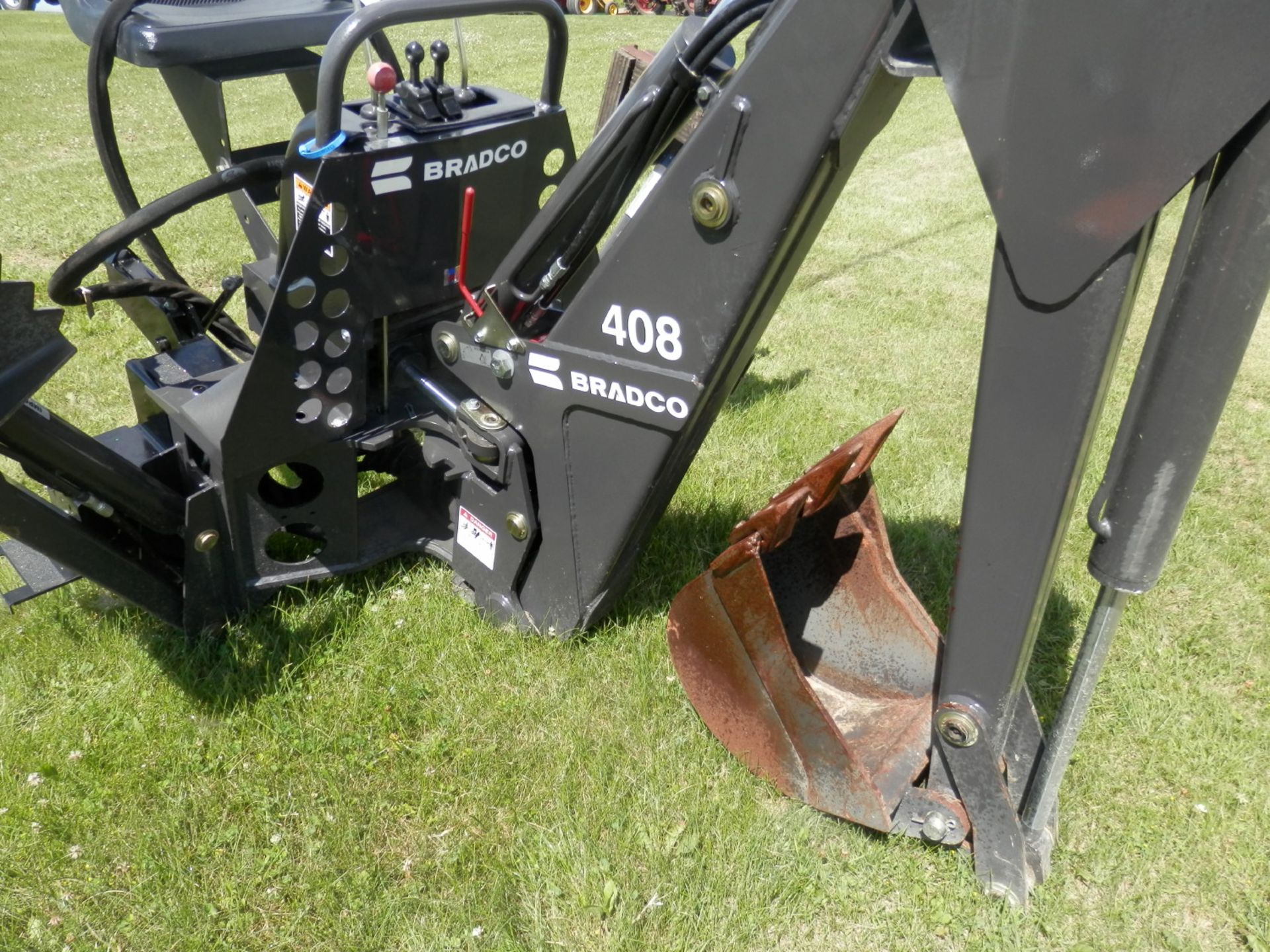 BRADCO 408 QT SKIDSTEER BACKHOE ATTACHMENT - Image 4 of 8