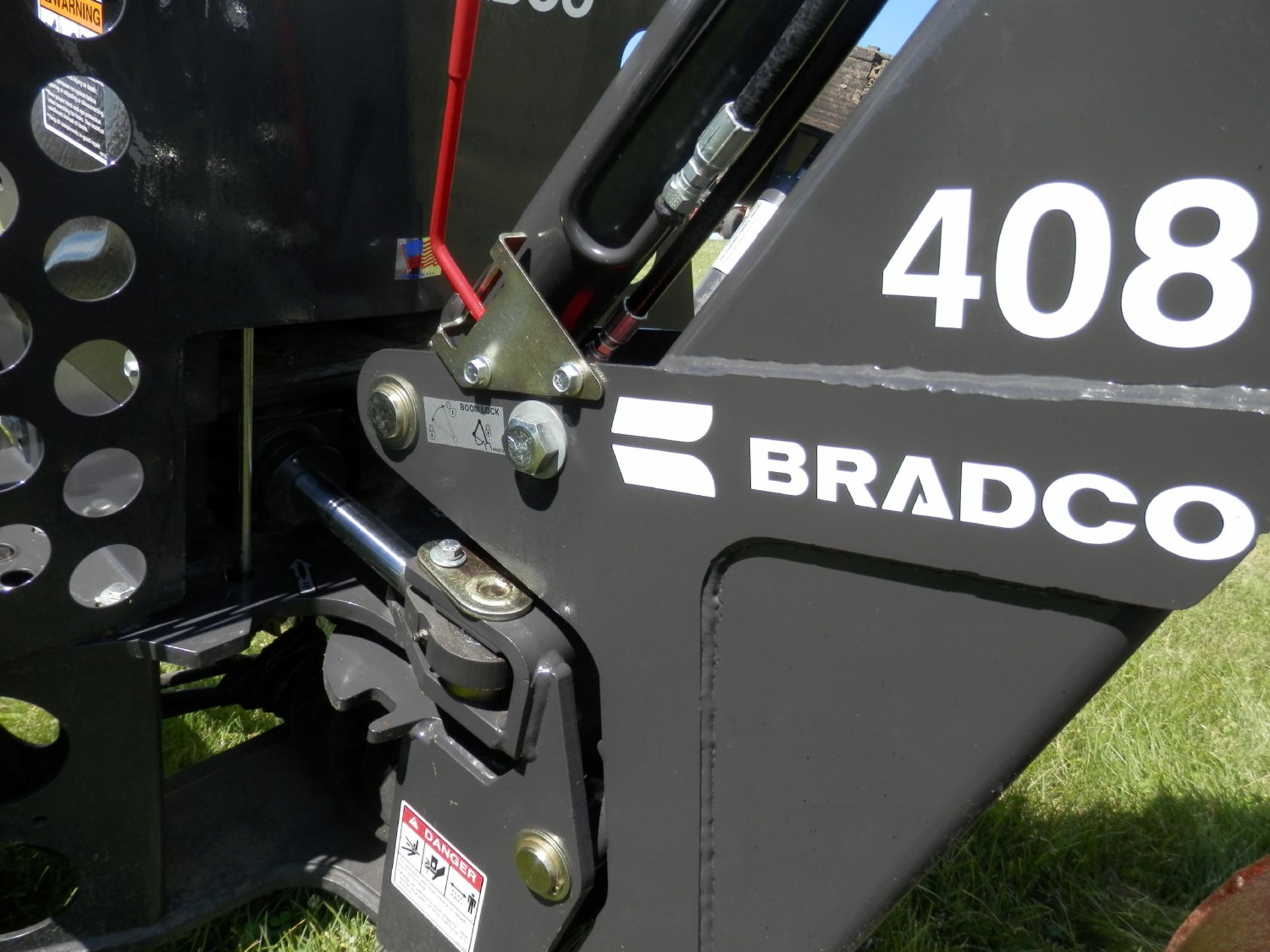 BRADCO 408 QT SKIDSTEER BACKHOE ATTACHMENT - Image 7 of 8