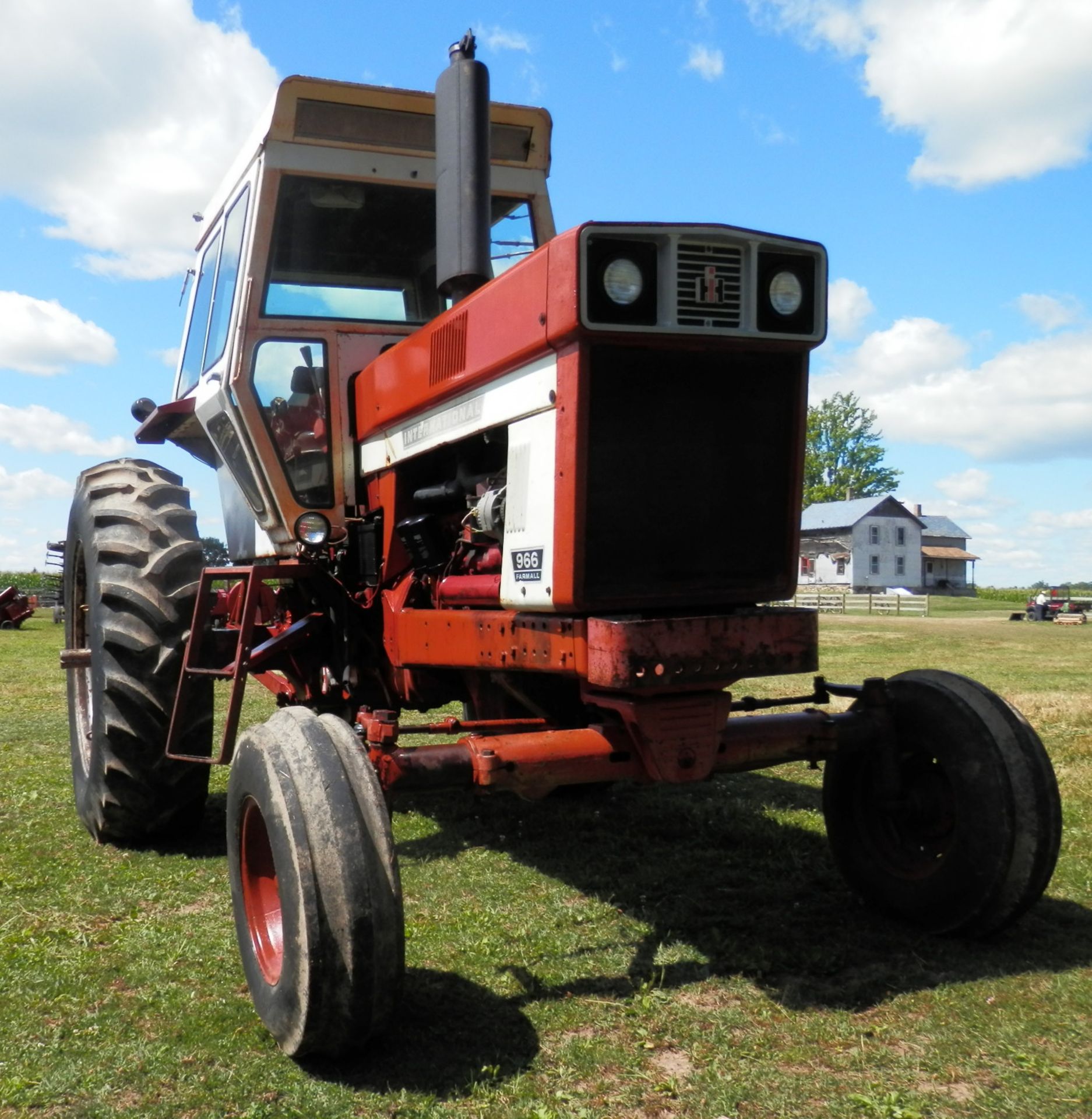 IH 966 CAB TRACTOR - Image 3 of 12