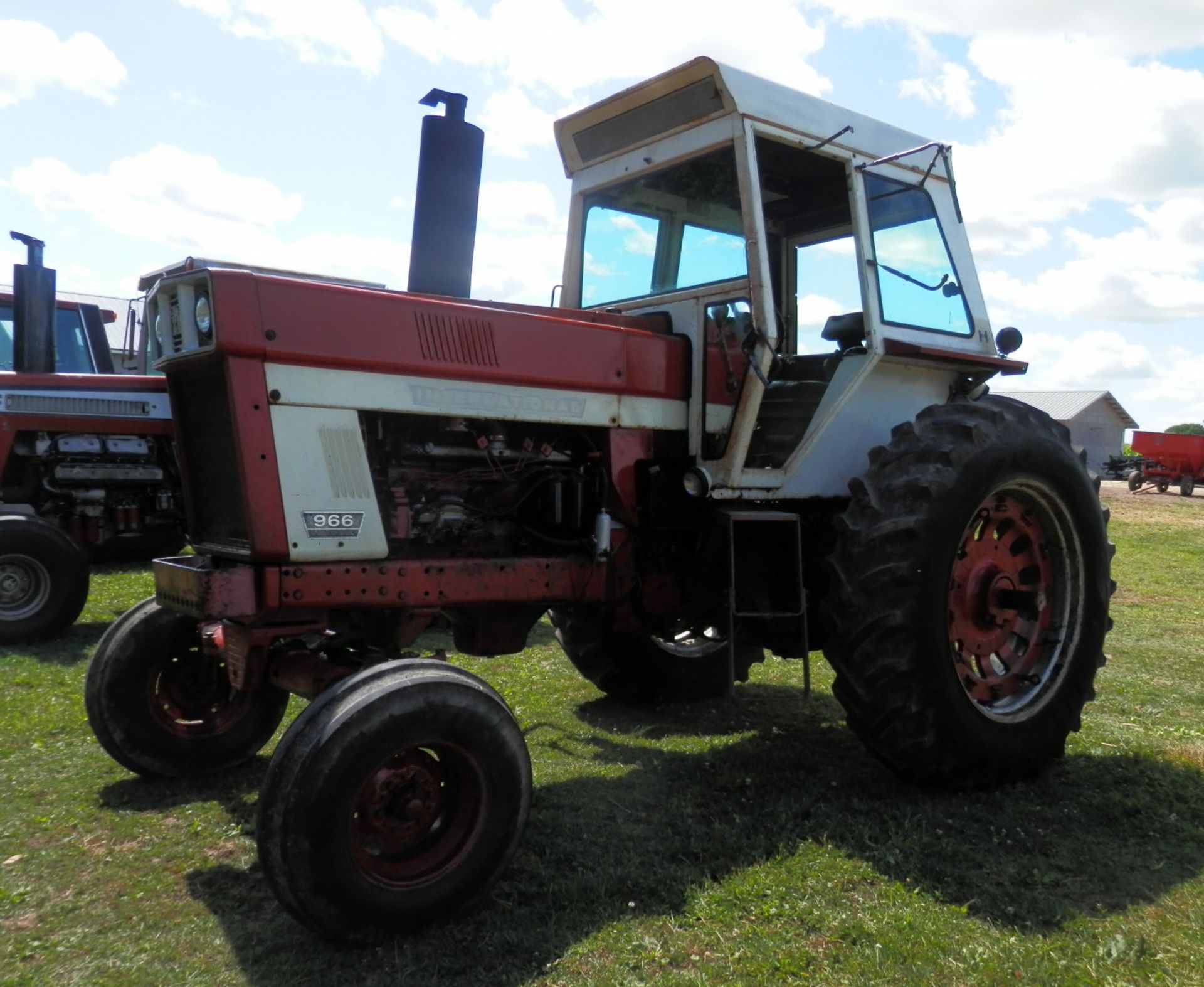 IH 966 CAB TRACTOR