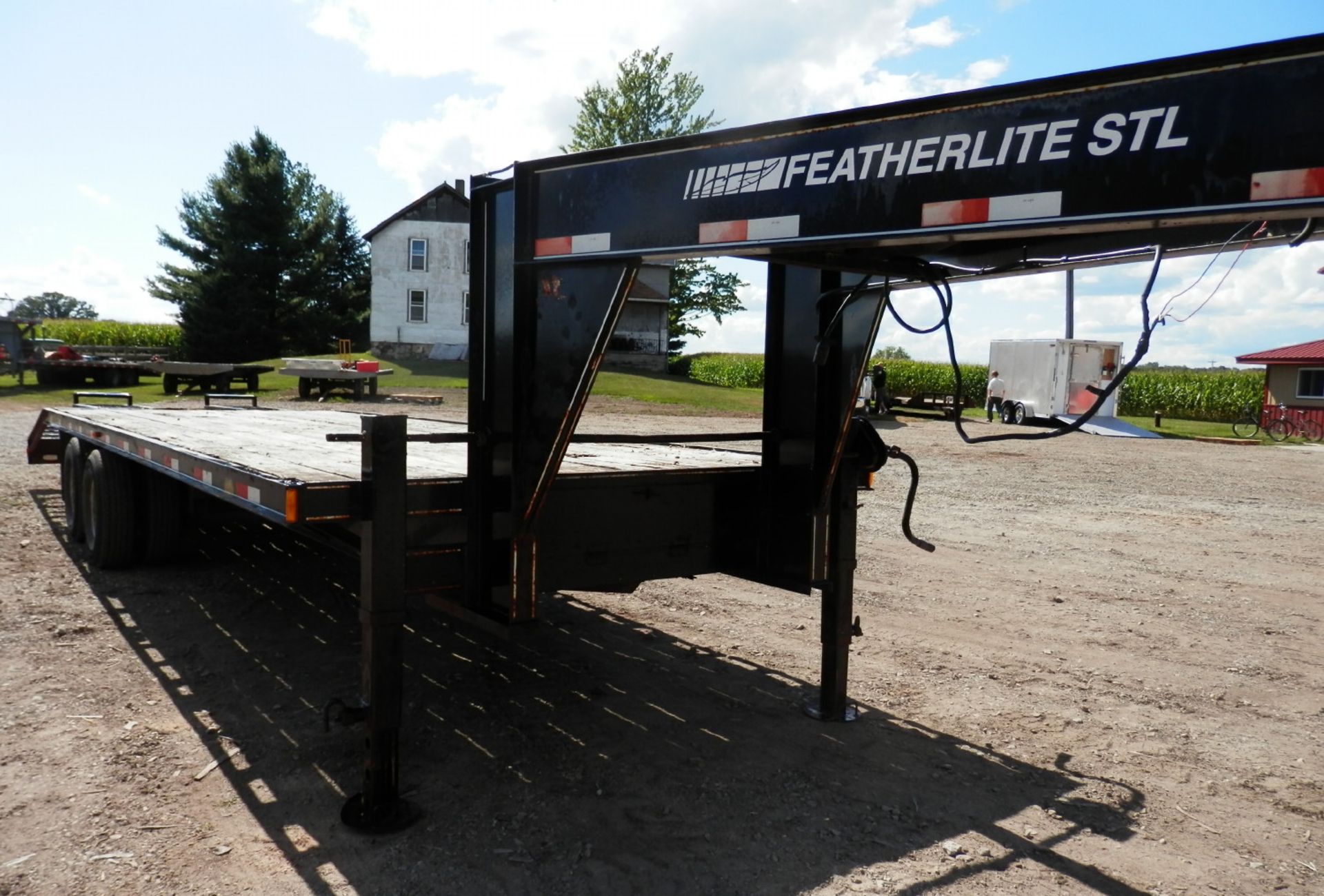 FEATHERLITE STL 28' GOOSENECK FLATBED TRAILER - Image 2 of 9