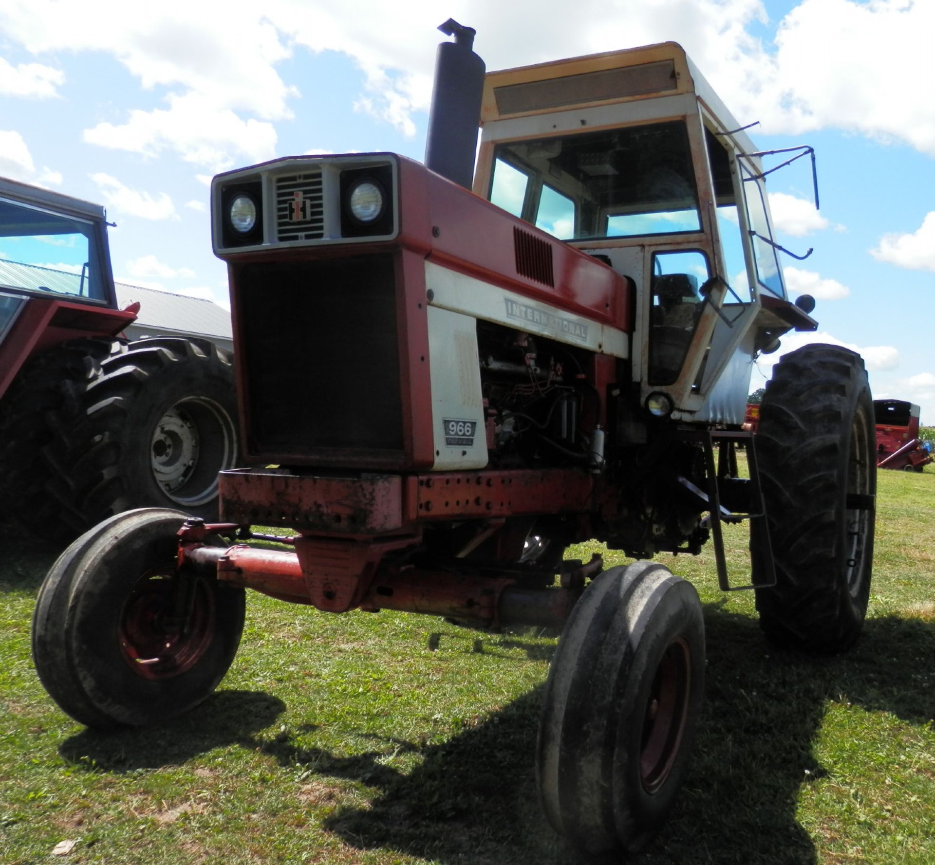 IH 966 CAB TRACTOR - Image 4 of 12