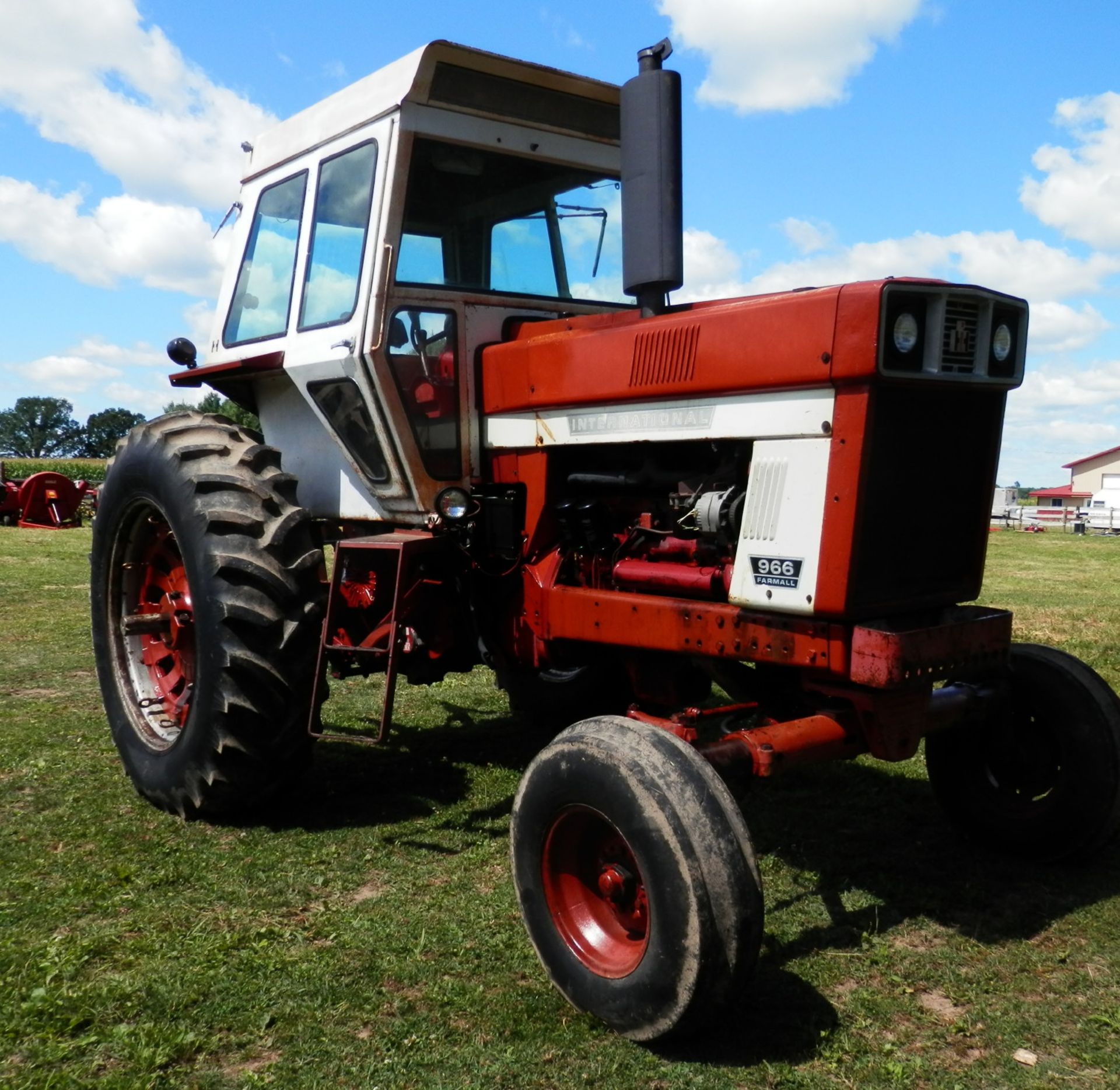 IH 966 CAB TRACTOR - Image 2 of 12