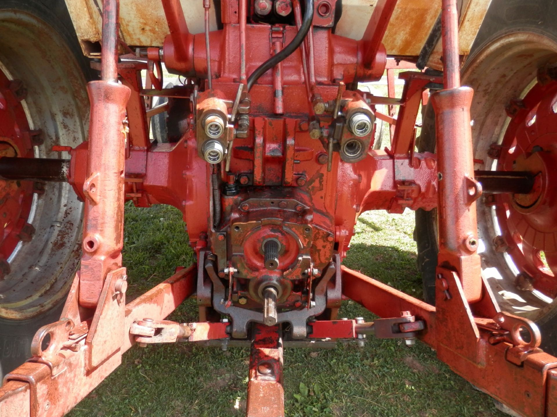 IH 966 CAB TRACTOR - Image 7 of 12