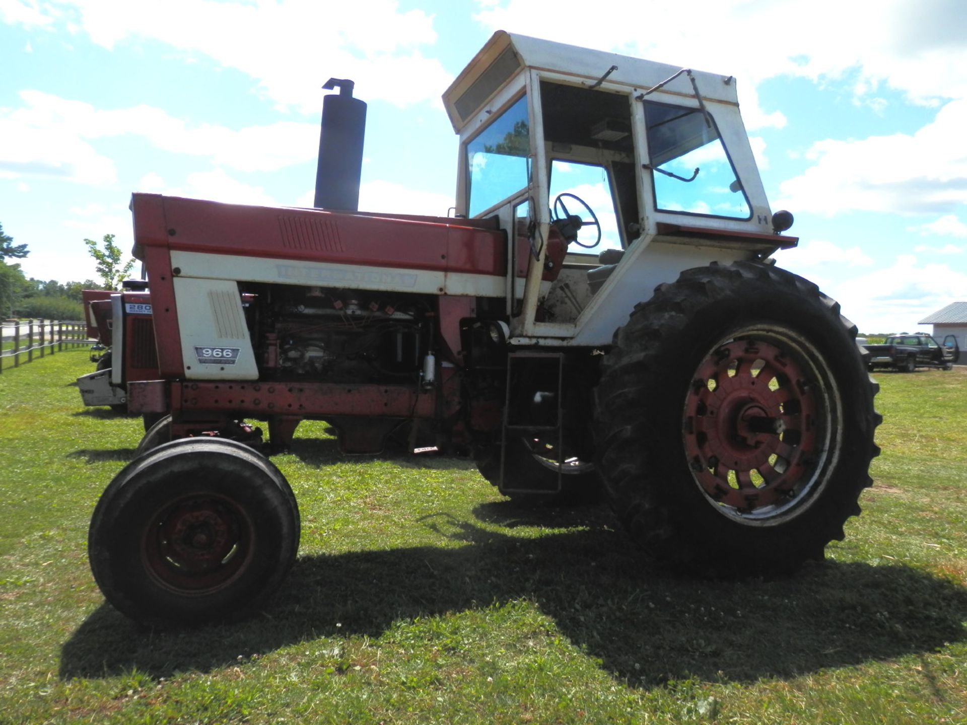 IH 966 CAB TRACTOR - Image 5 of 12