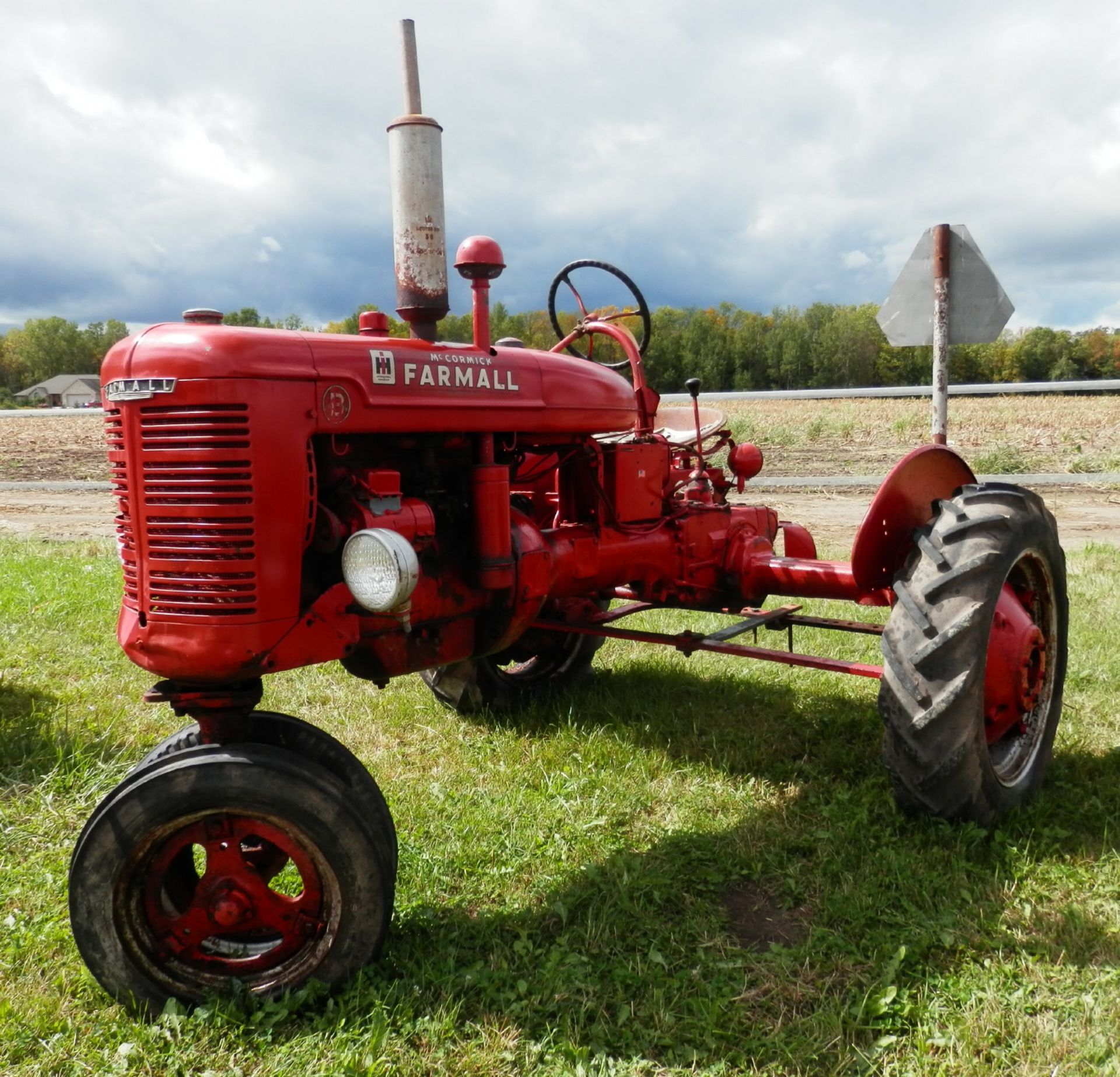 IH FARMALL B TRACTOR