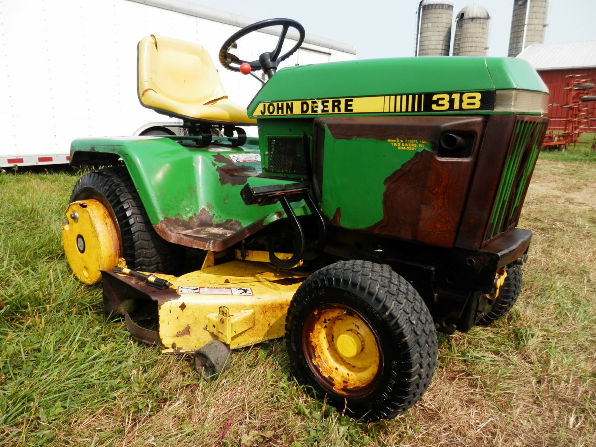 JOHN DEERE 318 GARDEN TRACTOR - Image 3 of 11