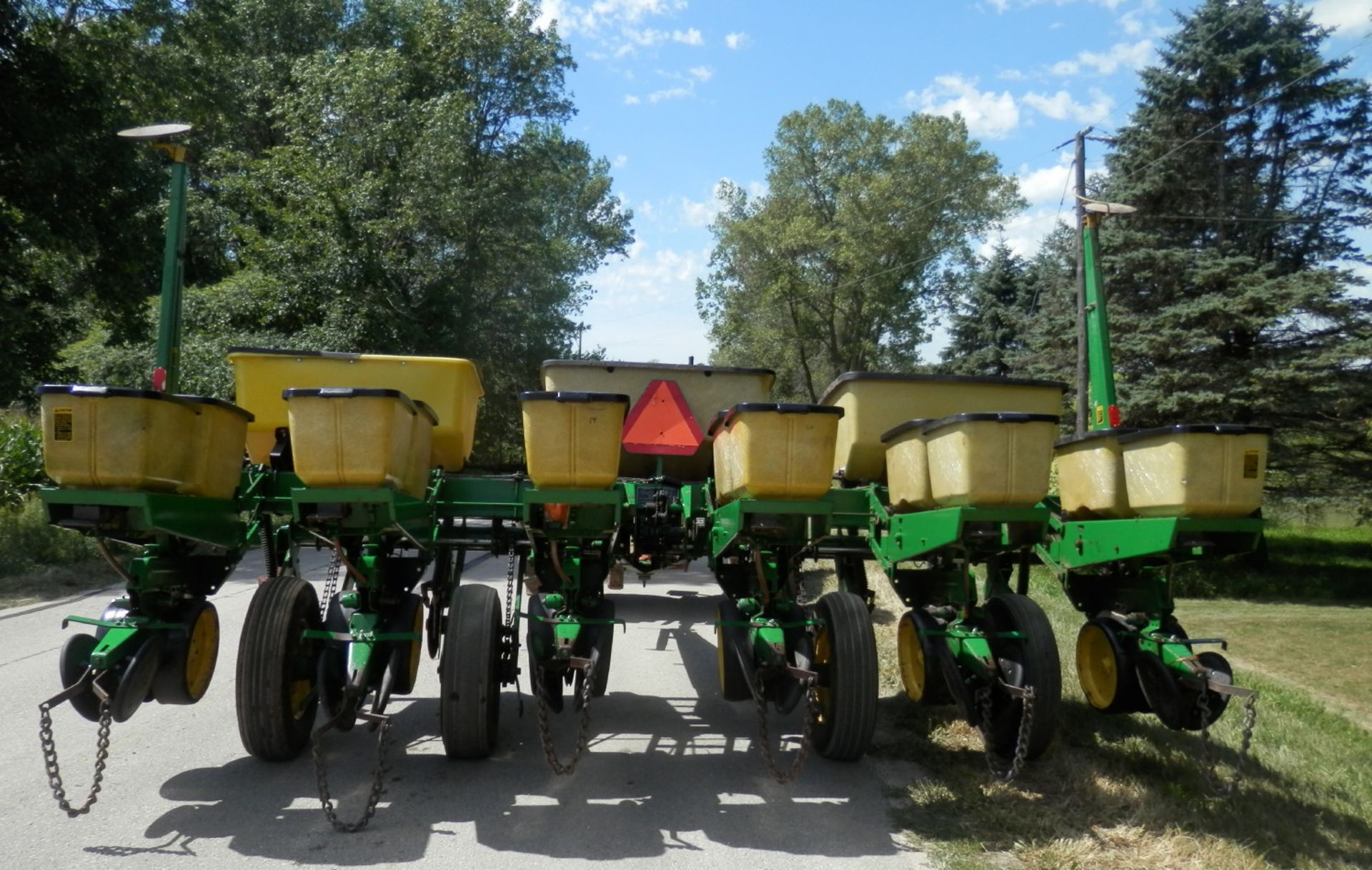 JOHN DEERE 7000 6R NARROW PLANTER - Image 5 of 6