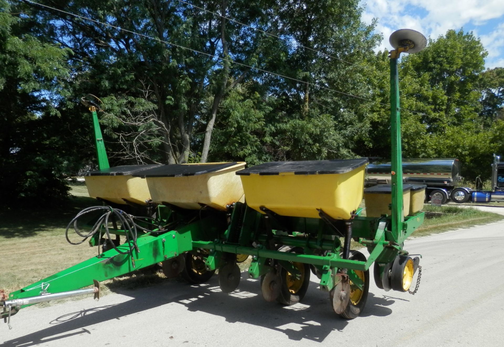 JOHN DEERE 7000 6R NARROW PLANTER - Image 2 of 6