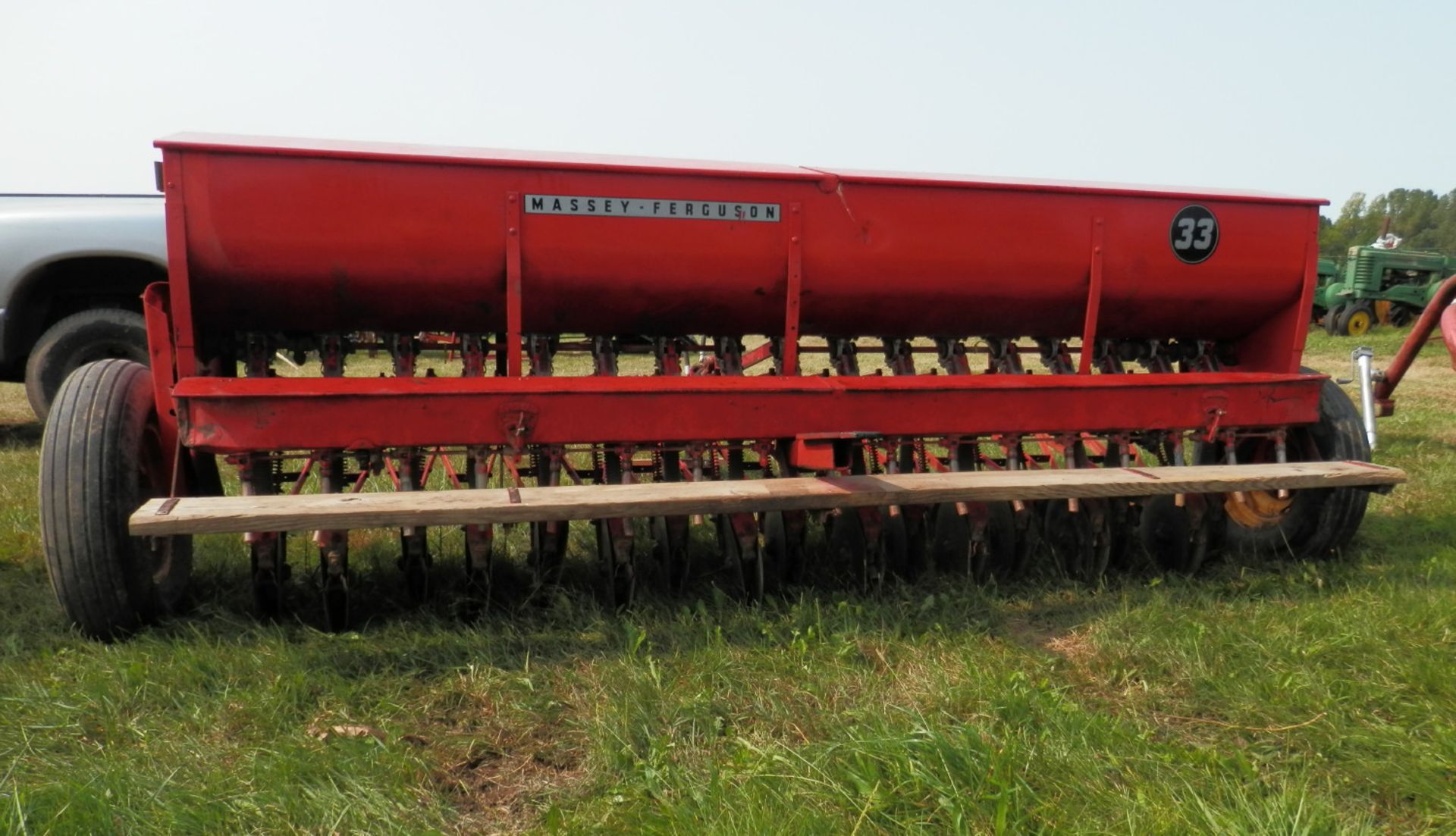 MASSEY FERGUSON 33 10' GRAIN DRILL - Image 2 of 5