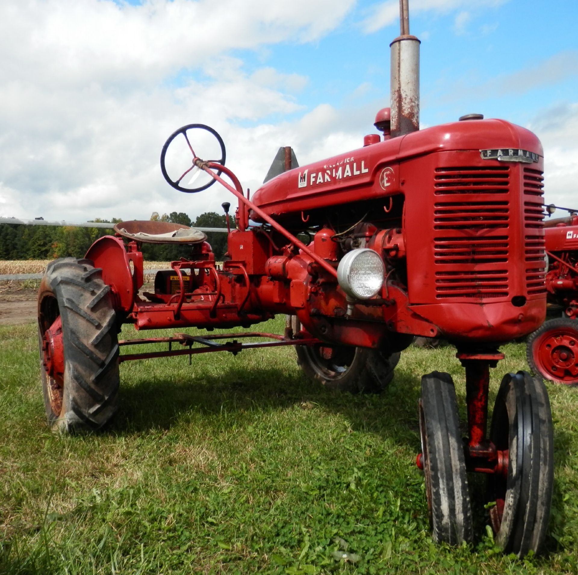 IH FARMALL B TRACTOR - Image 3 of 7