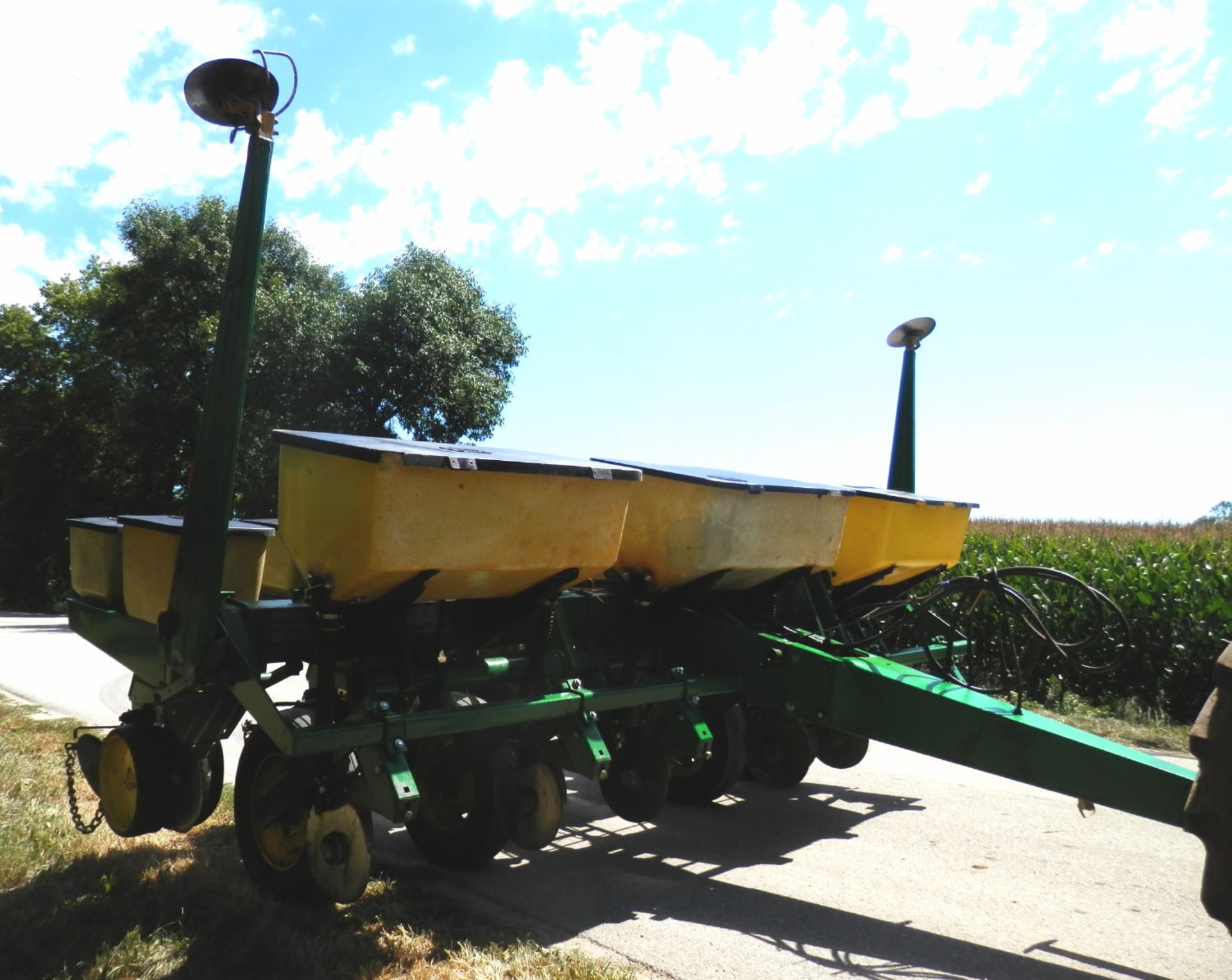 JOHN DEERE 7000 6R NARROW PLANTER - Image 3 of 6