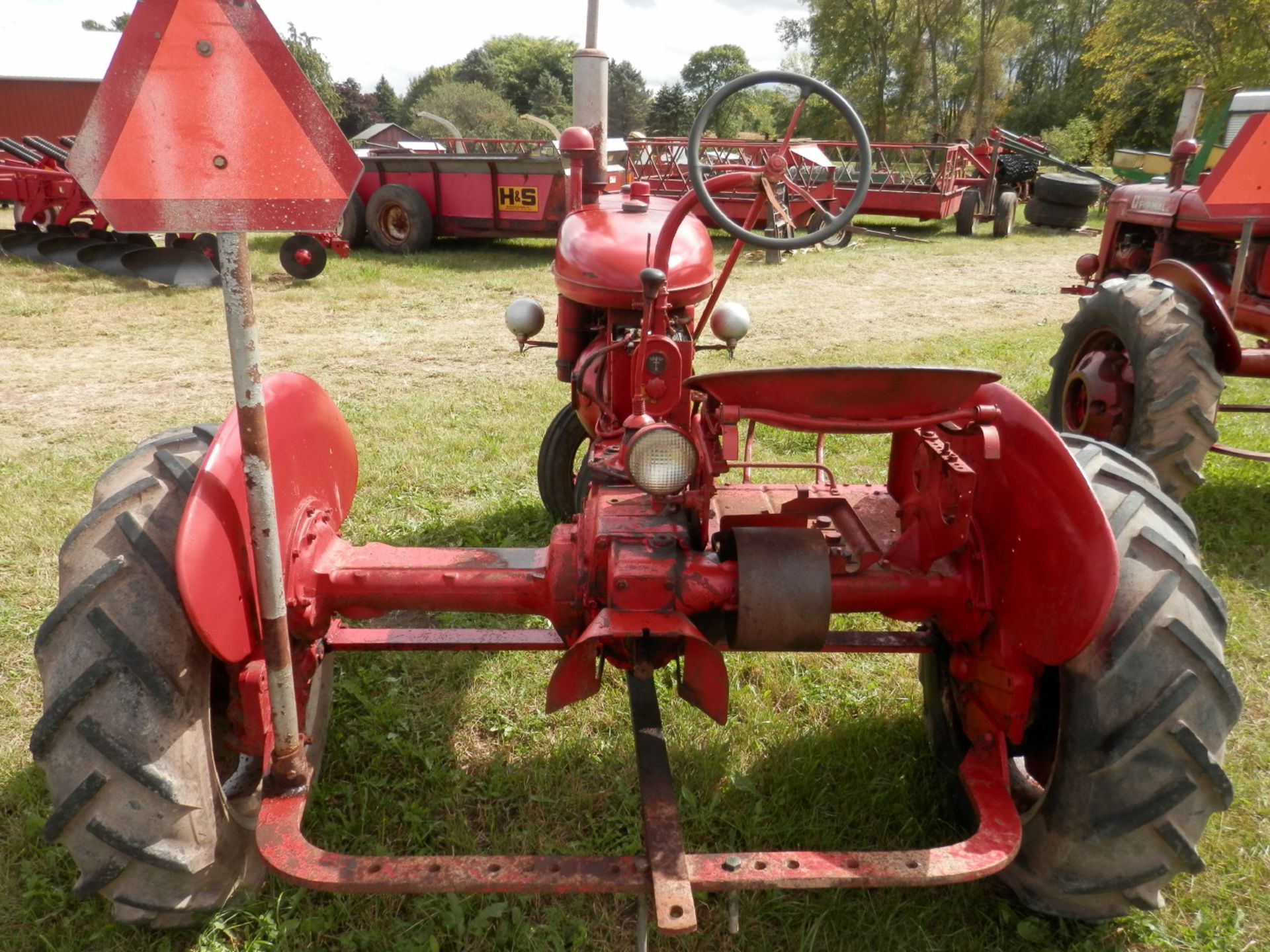 IH FARMALL B TRACTOR - Image 5 of 7