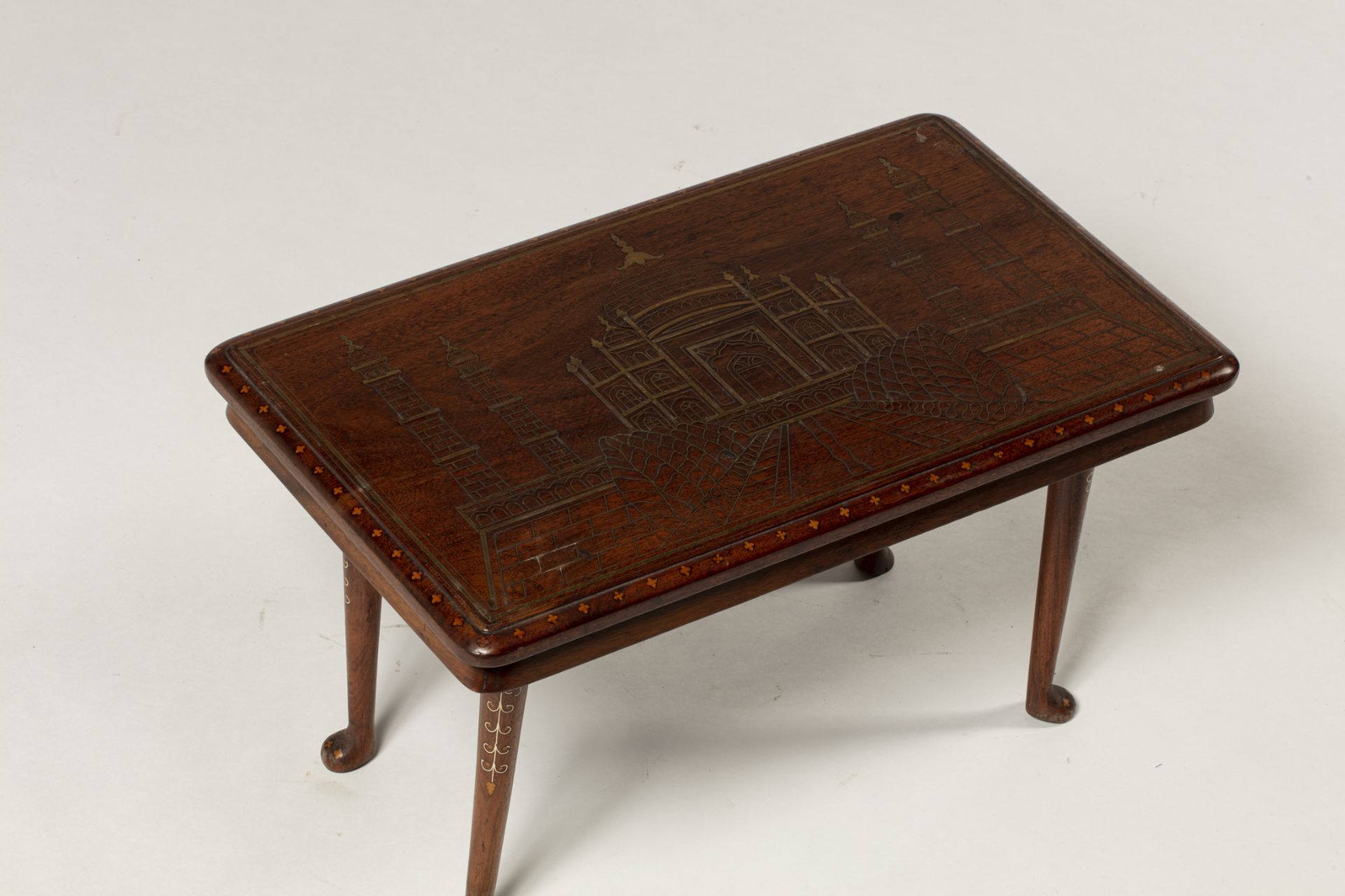 Table basse - Travail Indien, XIXe siècle - En bois naturel avec incrustation de [...]