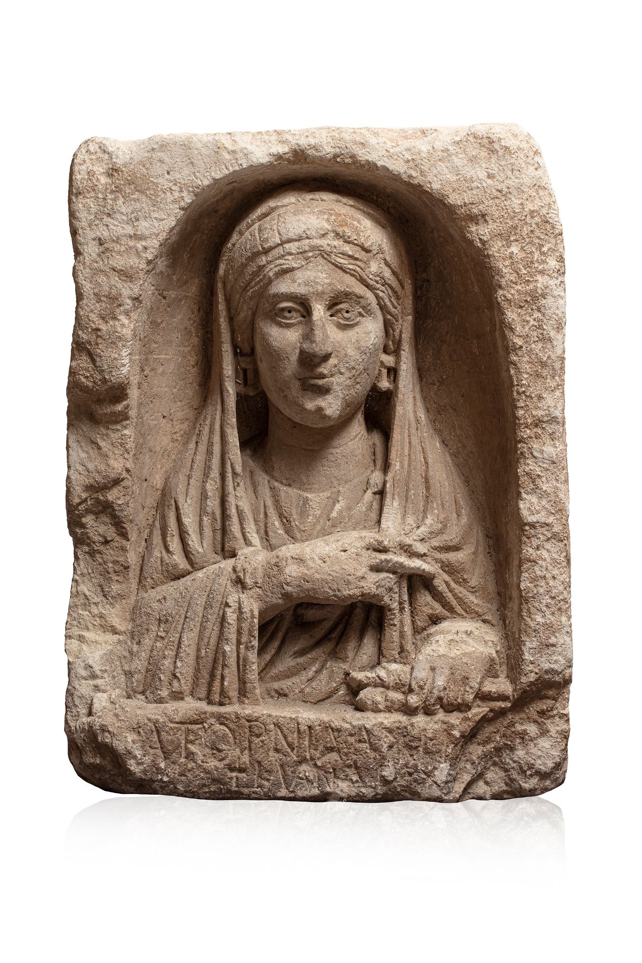 Stèle rectangulaire à niche cintrée laissant apparaitre un buste de Patricienne [...]