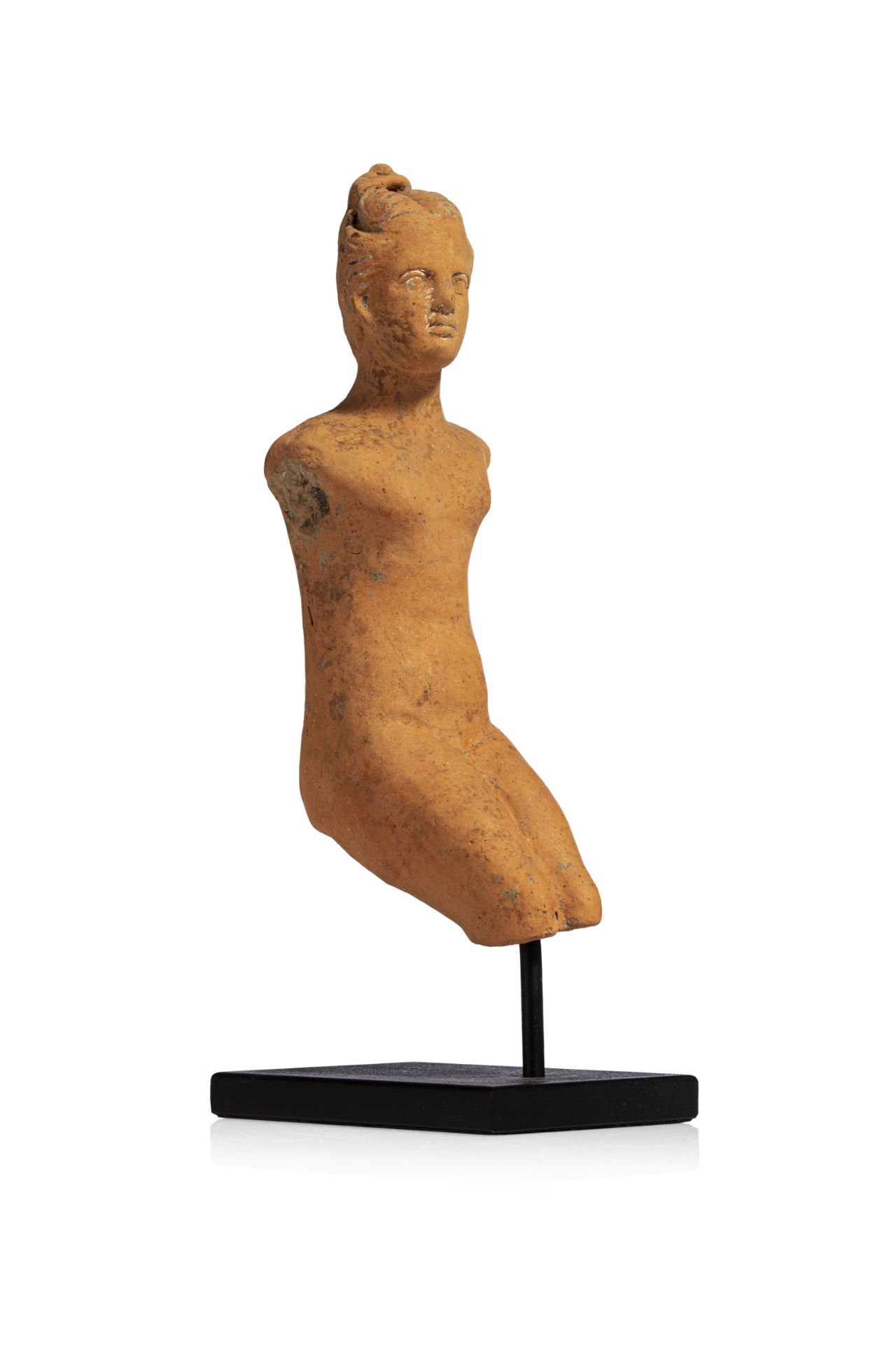 Figurine féminine représentée assise, sans bras et les jambes jointes. Il devait [...]